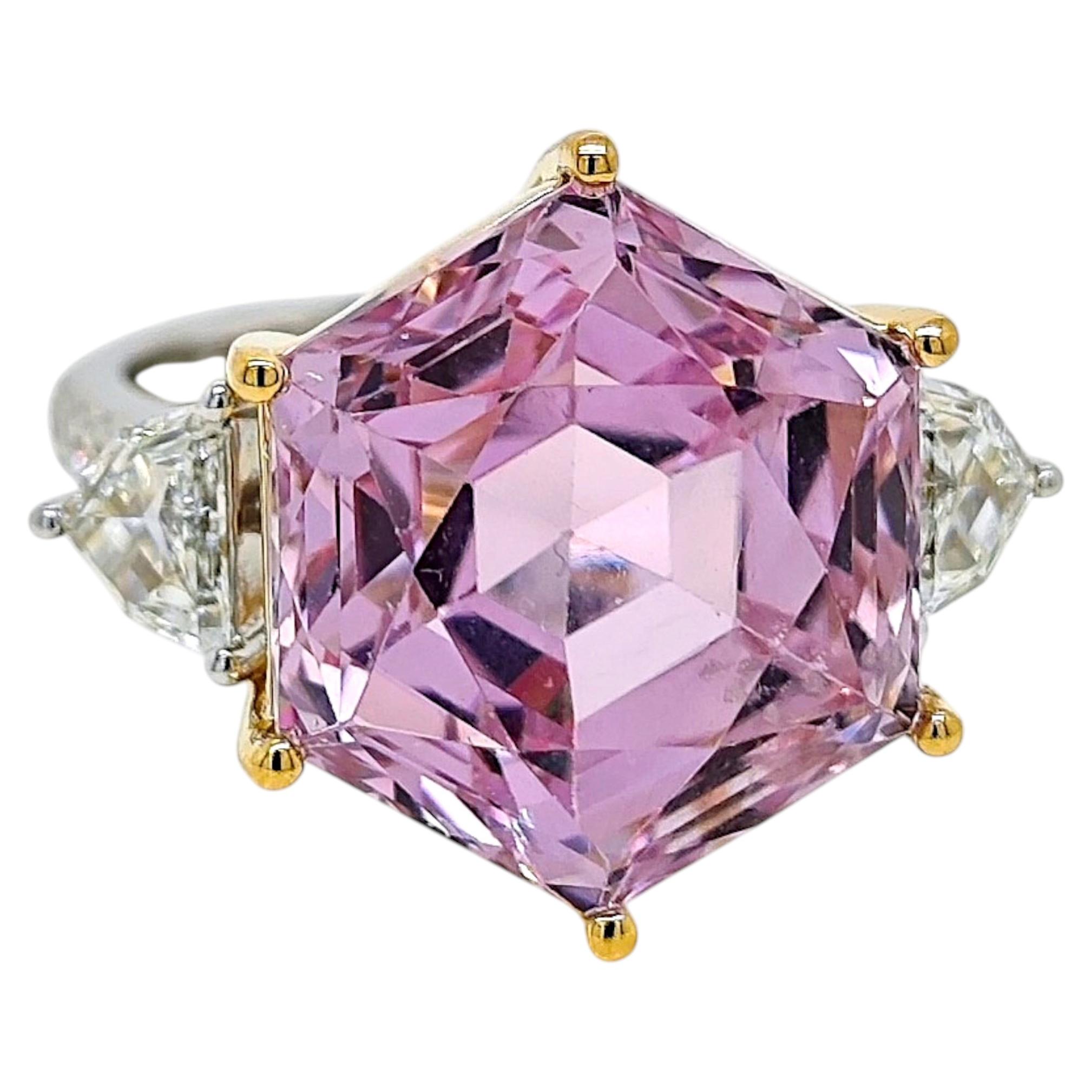 Ring aus Gelb- und Weißgold mit 20.65 Karat Kunzit und Fancy-Diamanten im Angebot