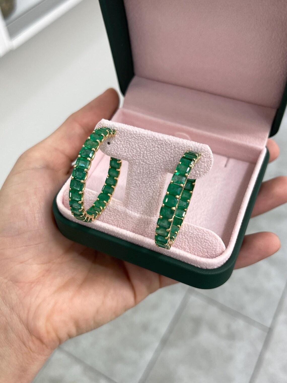 20,69 Karat Großer natürlicher Smaragd Showcase Ost-West-Fassung Creolen im Angebot 2