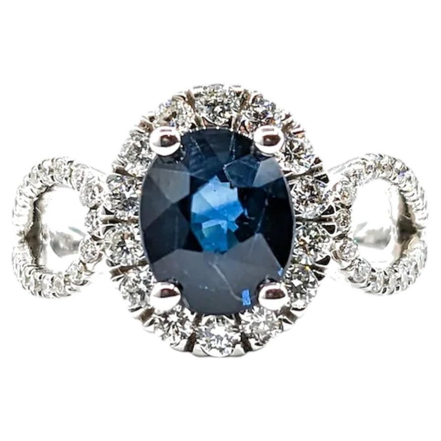 Anello con zaffiro blu e diamante a forma di aureola da 2,06 carati in oro bianco 14 carati in vendita