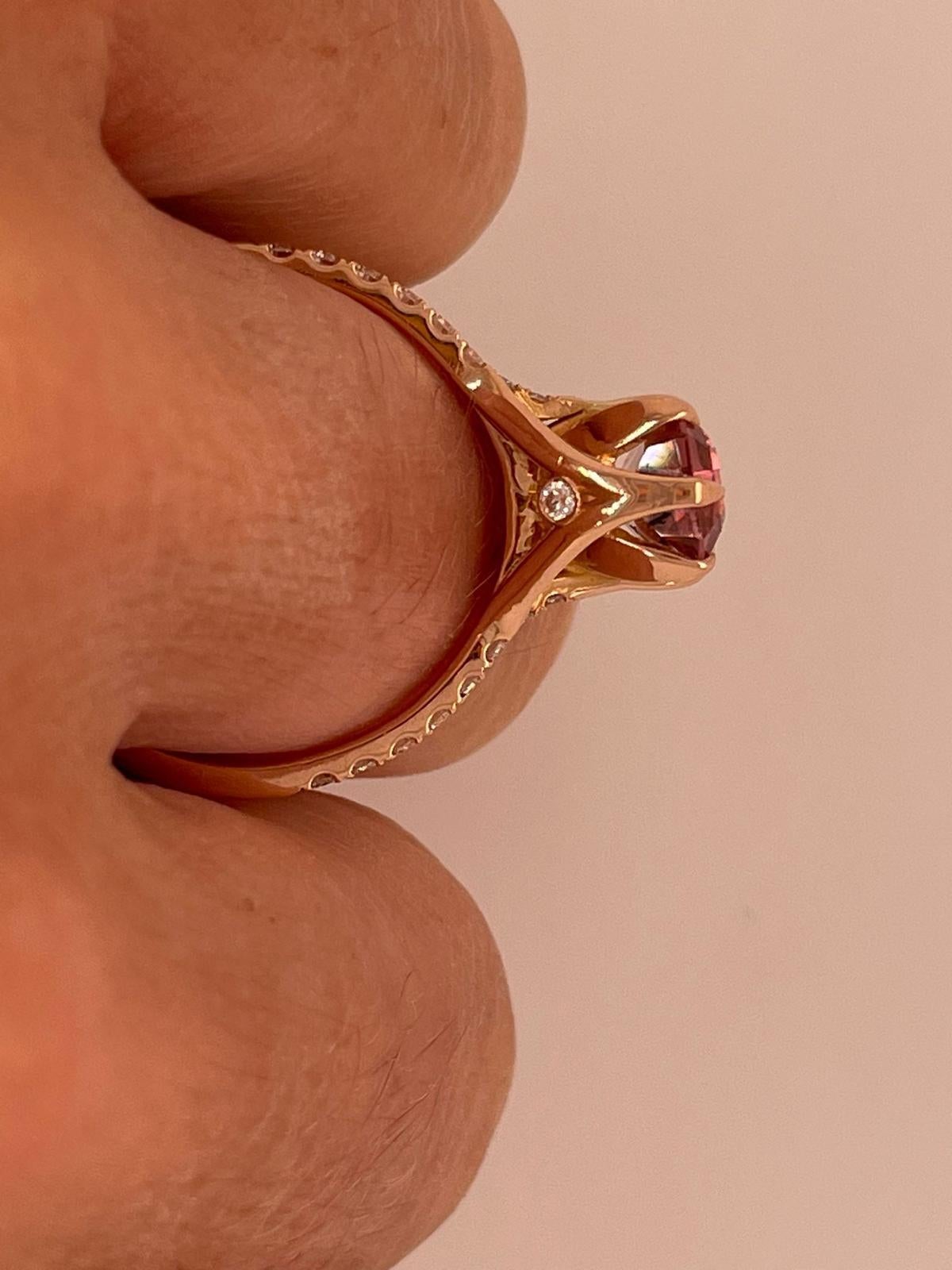 En vente :  Bague en or rose 18ct ornée d'une tourmaline rose et d'un diamant de 2,06ct  10