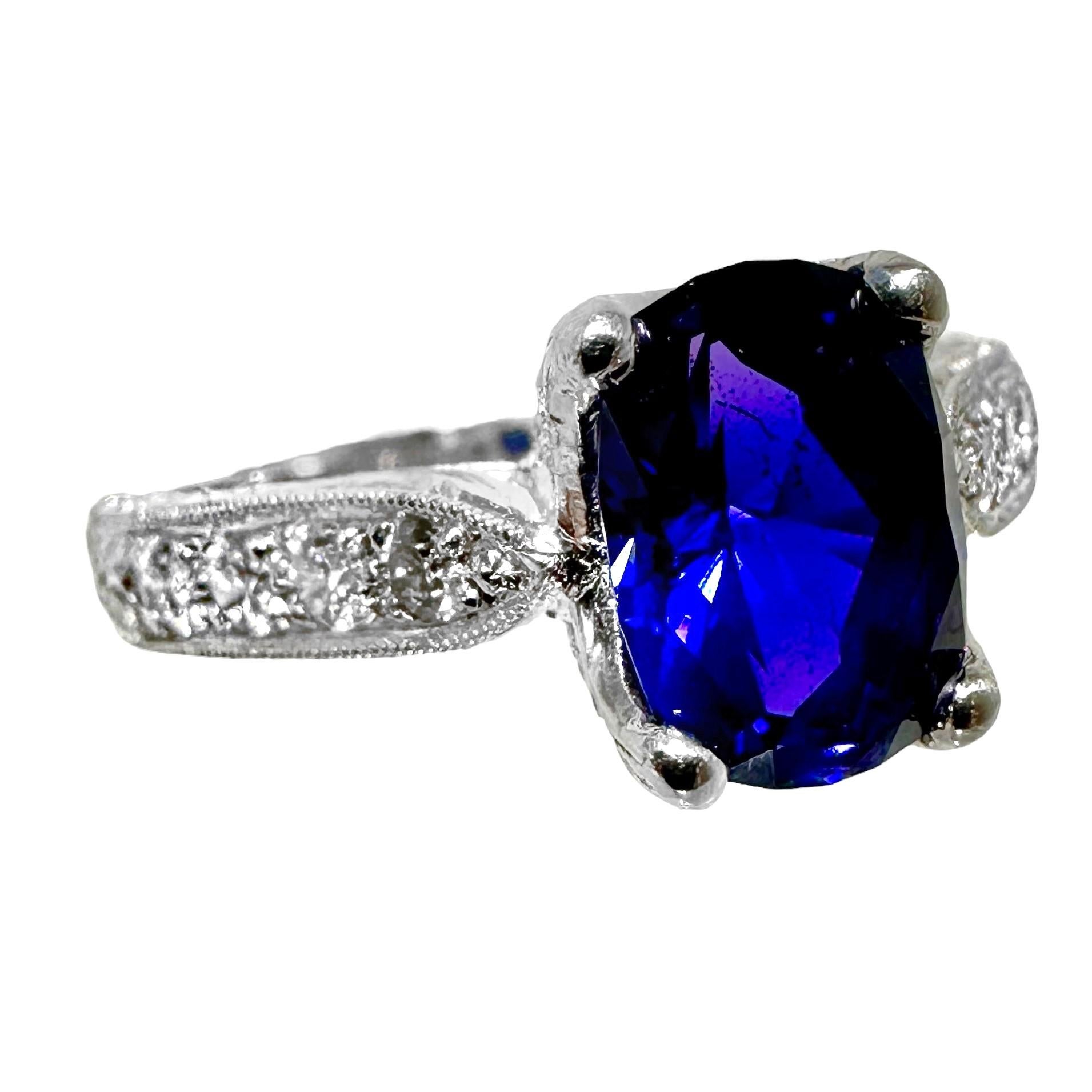 Dieser sehr ungewöhnliche und fühlbare 2,06 Karat schwere bläulich-violette bis violette, natürliche Farbwechsel-Saphir ist exquisit in eine moderne 18-karätige Weißgoldfassung gefasst, die schwere handgravierte Verzierungen und Maserungen aufweist.