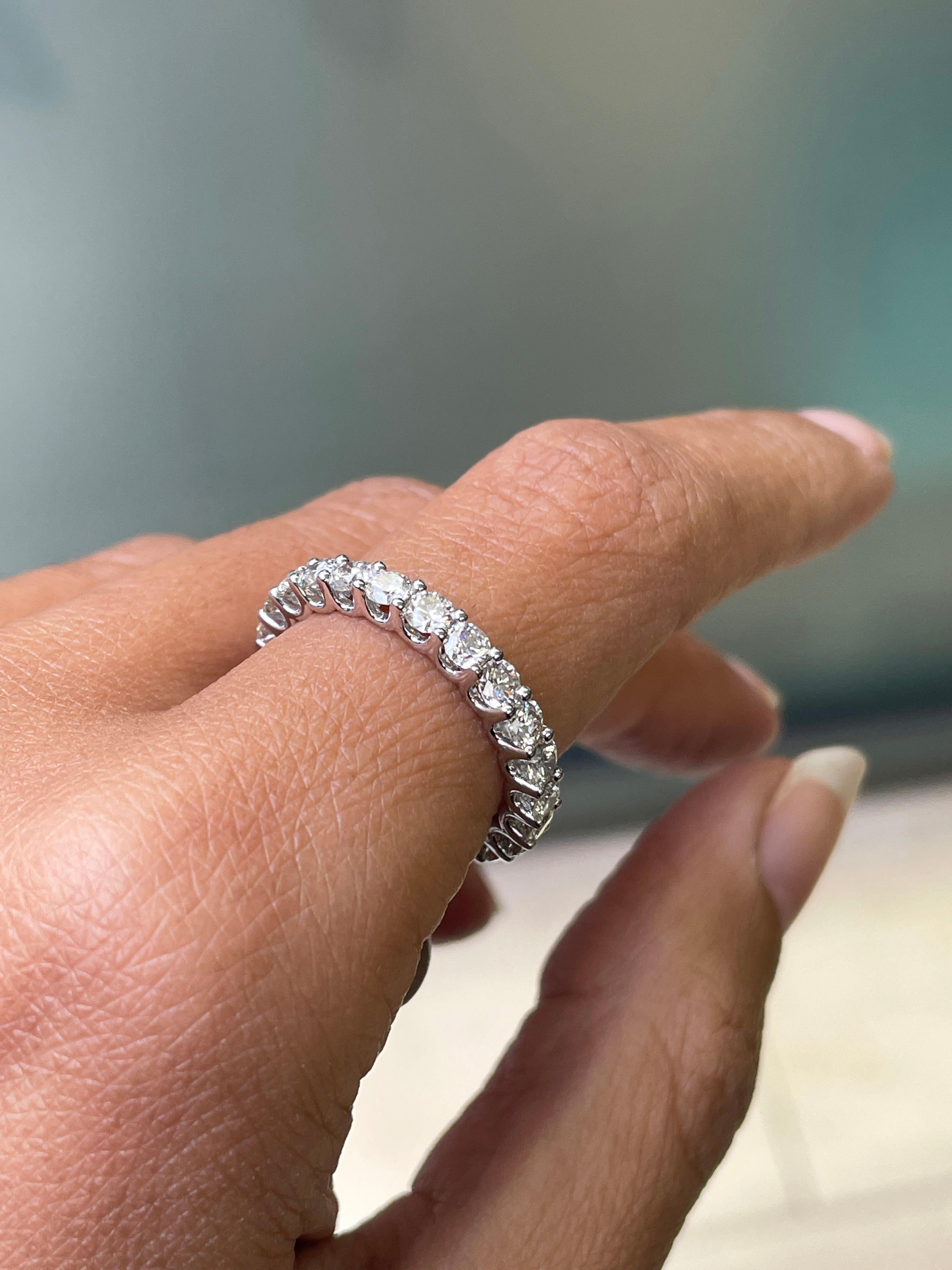 2,06 Karat runder Brillantschliff Diamant 18 Karat Weißgold Eternity-Ring im Zustand „Neu“ im Angebot in London, GB