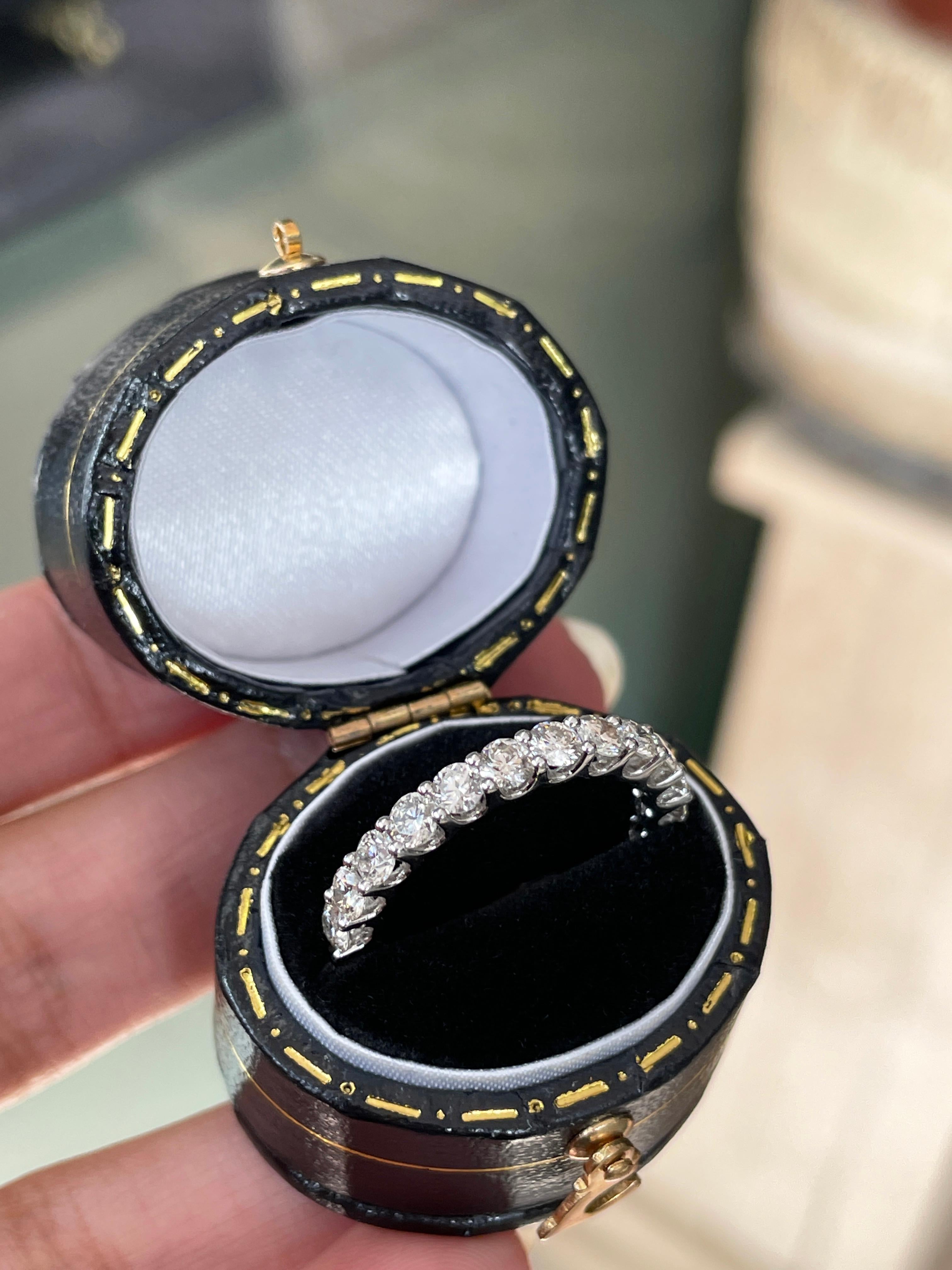 Bague d'éternité en or blanc 18 carats avec diamants taille brillant rond de 2,06 carats Unisexe en vente