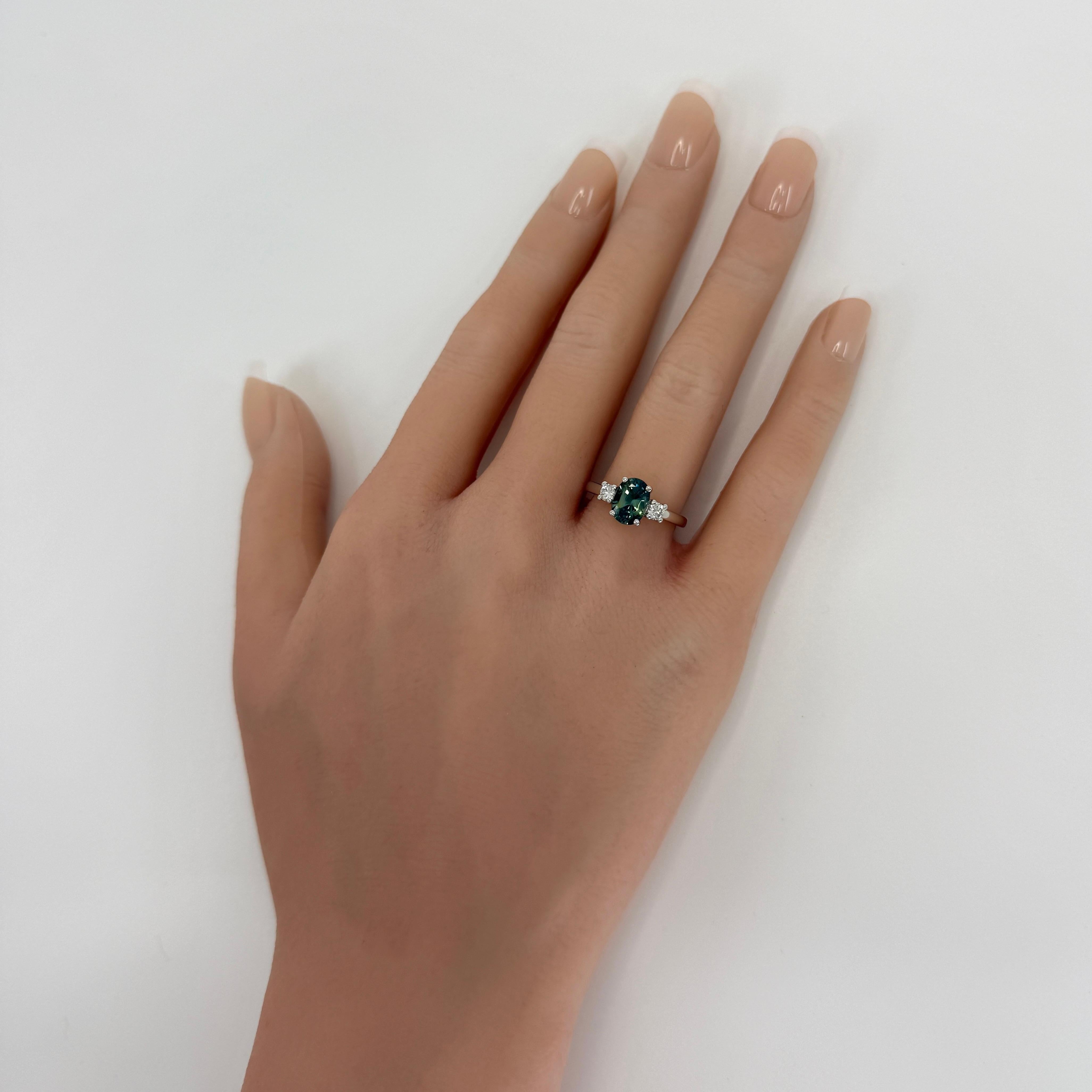 Anello a tre pietre con zaffiro blu verde acqua e diamante in platino con taglio ovale 2.06ct A. Stone In condizioni Nuovo in vendita a Birmingham, GB