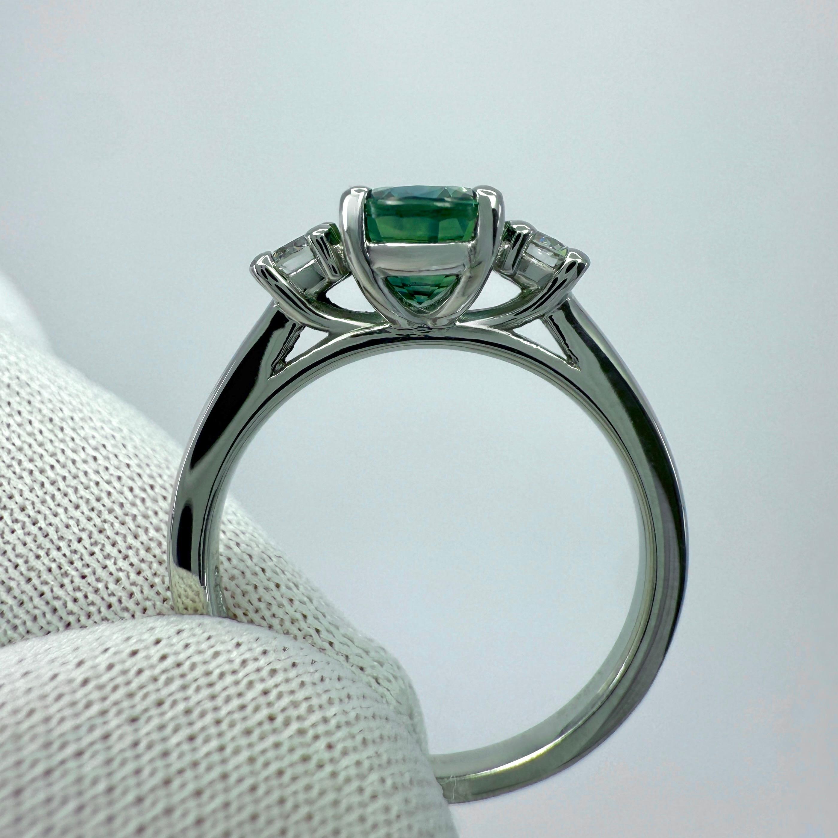 Anello a tre pietre con zaffiro blu verde acqua e diamante in platino con taglio ovale 2.06ct A. Stone in vendita 1