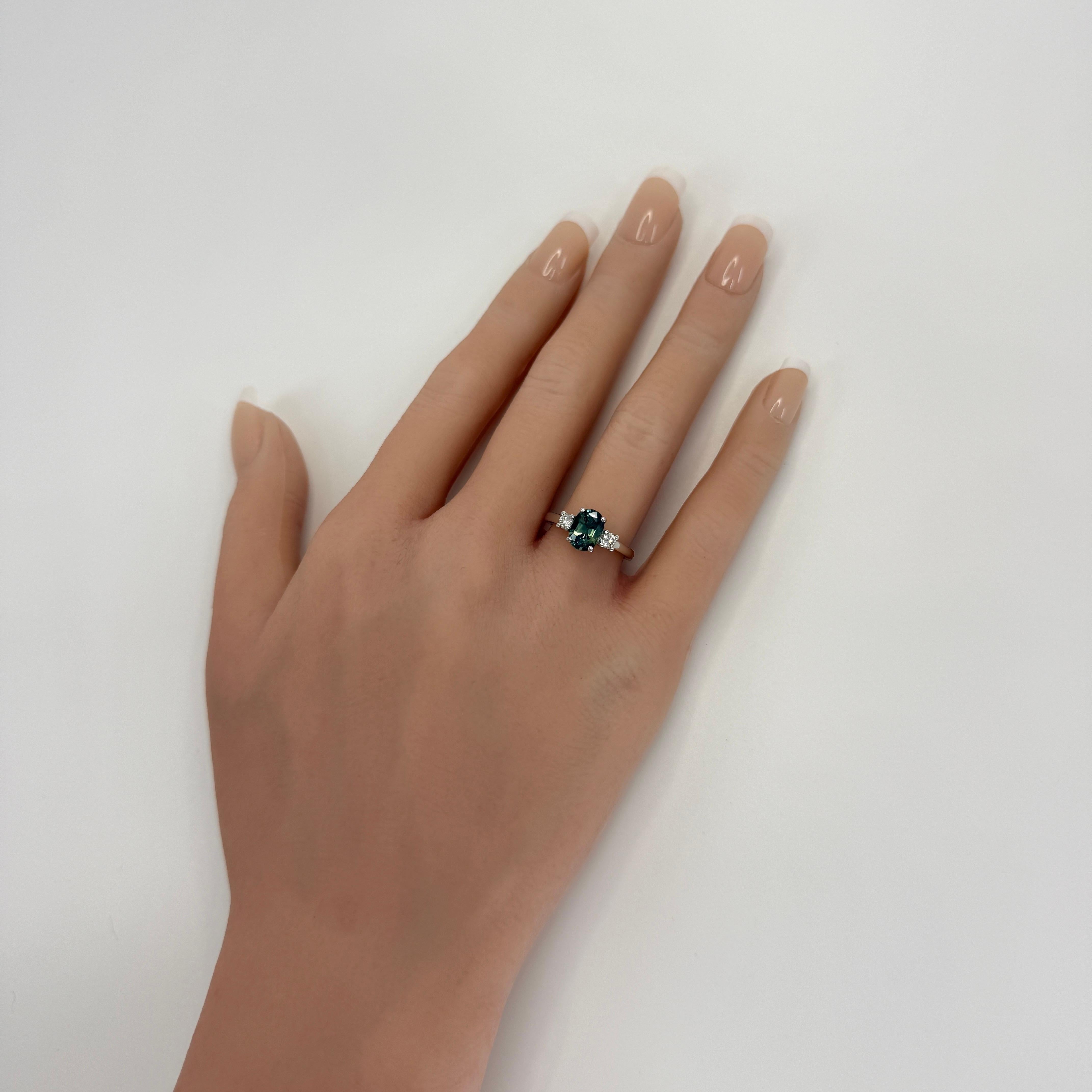 Anello a tre pietre con zaffiro blu verde acqua e diamante in platino con taglio ovale 2.06ct A. Stone in vendita 3