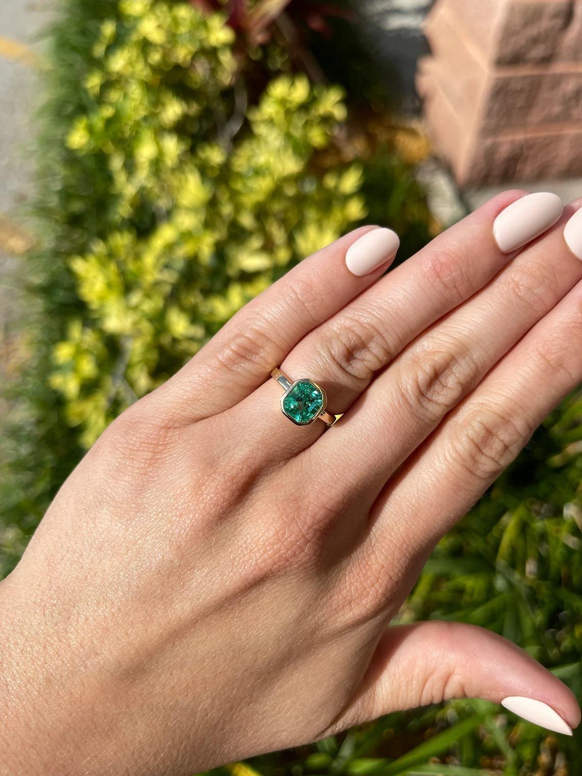 2,06cts 18K kolumbianischen Smaragd-Smaragd-Schliff Solitär Lünette Set Gold Ring (Moderne) im Angebot