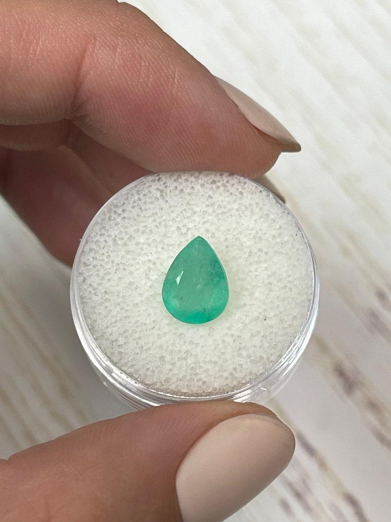 A. Stone: Smeraldo
Peso: 2,07 carati
Forma: Taglio a pera
Chiarezza: Semi-trasparente
Lucentezza: Molto buono
Colore: Verde chiaro
Misure: 10,04 mm x 7,74 mm x 4,62 mm
Origine geografica: Colombia
Trattamento: Naturale, oliatura

Commenti: A causa