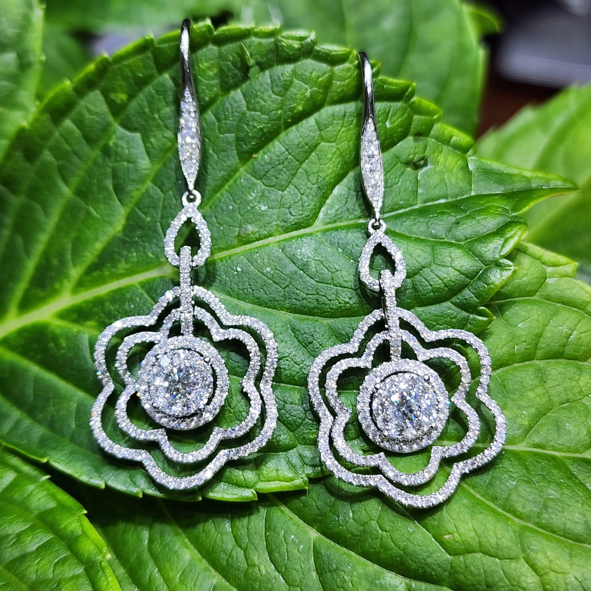 2,07 Karat Art Deco Diamant-Tropfen-Ohrringe aus 18 Karat Weißgold Damen im Angebot