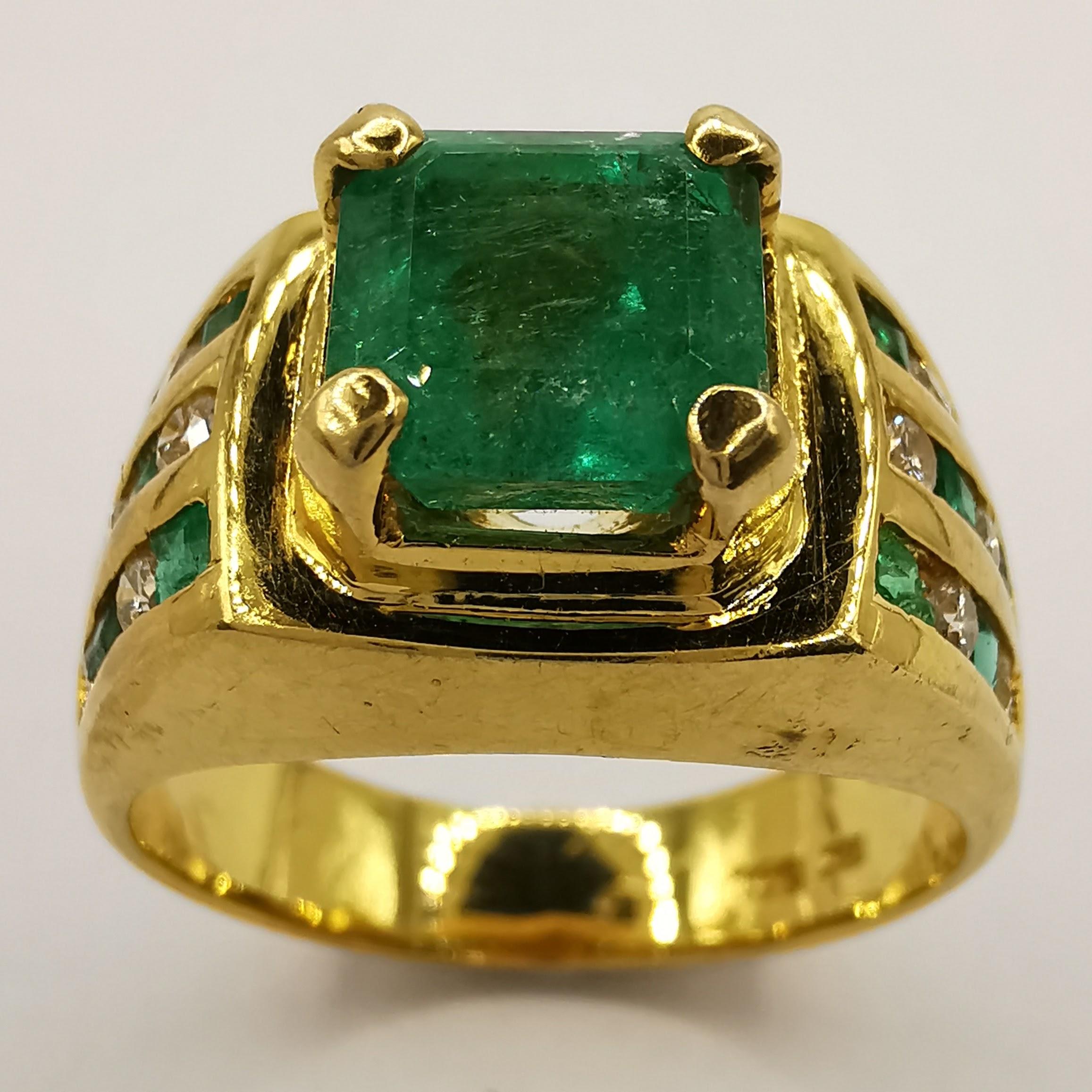 2,07 Karat Smaragdschliff Smaragd & Diamant Art Deco Herrenring aus 18 Karat Gelbgold (Art déco) im Angebot