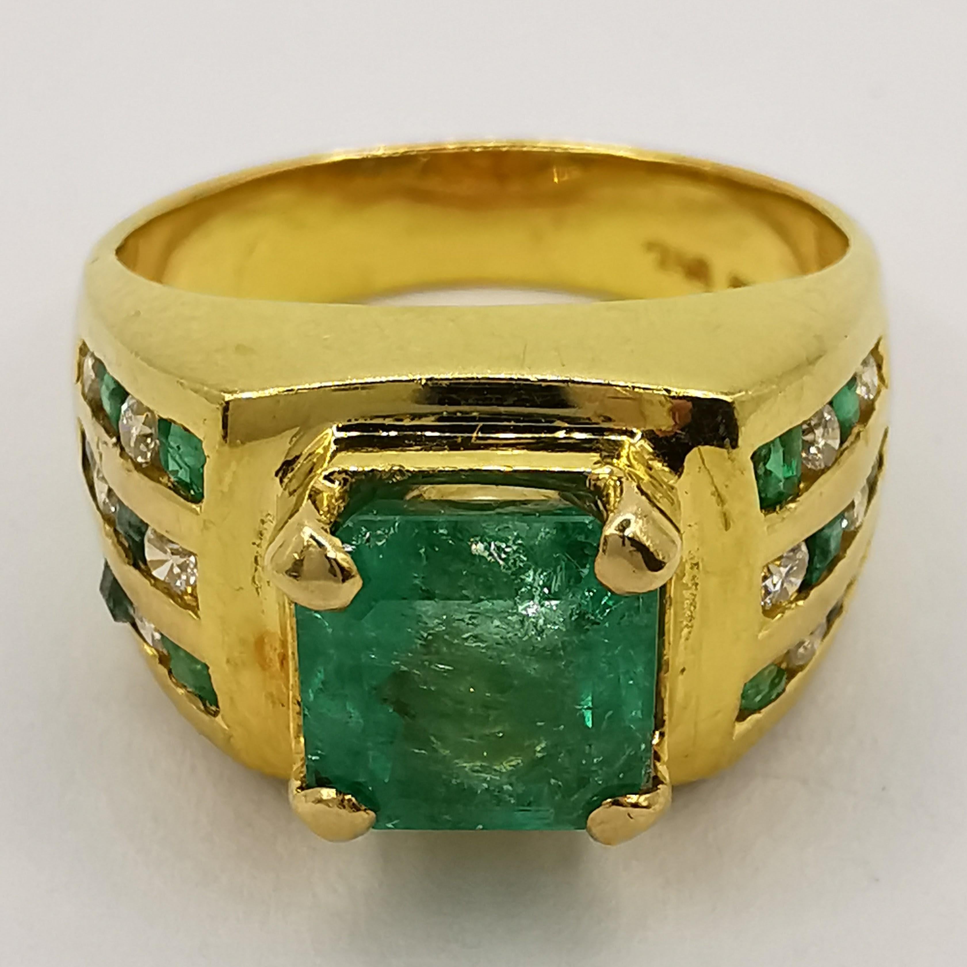 2,07 Karat Smaragdschliff Smaragd & Diamant Art Deco Herrenring aus 18 Karat Gelbgold für Damen oder Herren im Angebot