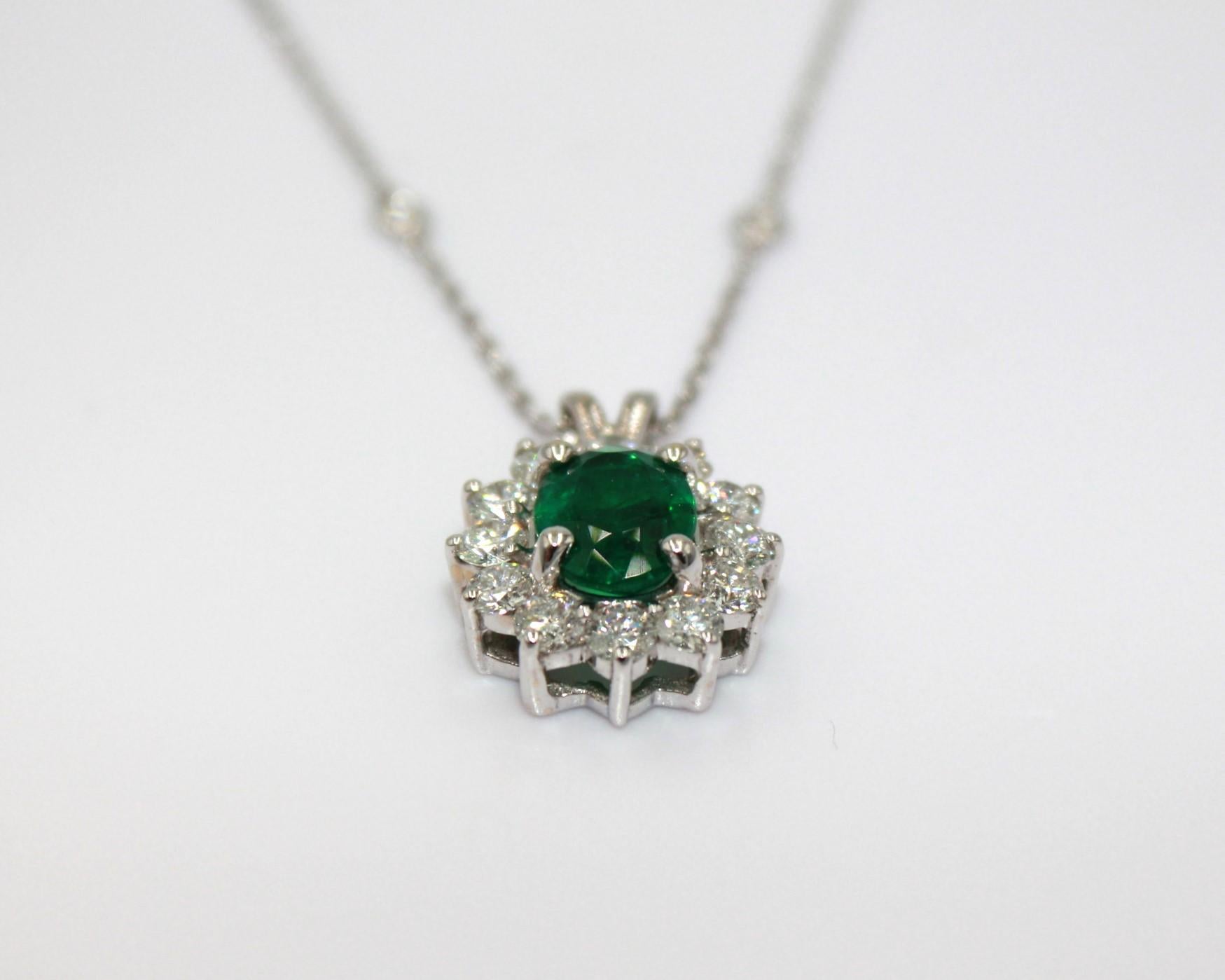Ovaler sambischer Smaragd von 2,07 Karat, umrahmt von 12 runden Diamanten mit Zeiger 12,0, mit einem Gesamtgewicht von 1,44 Karat. 

Dieser atemberaubende Smaragd-Diamant-Anhänger wird Ihre Eleganz und Einzigartigkeit unterstreichen.
