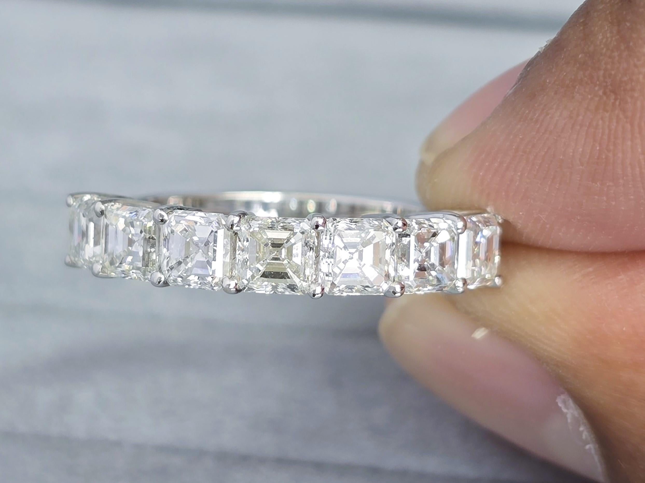 Anello in oro bianco 18 carati con diamanti
  
  Colore e caratura dell'oro: Oro bianco 18kt
  Peso: 4,138 grammi
  
  Imposta con...
  Tipo di pietra: Diamante
  Forma: Ascher
  Carati: 2,07 (7 pezzi)
  Colore: G
  Chiarezza: VVS - VS
