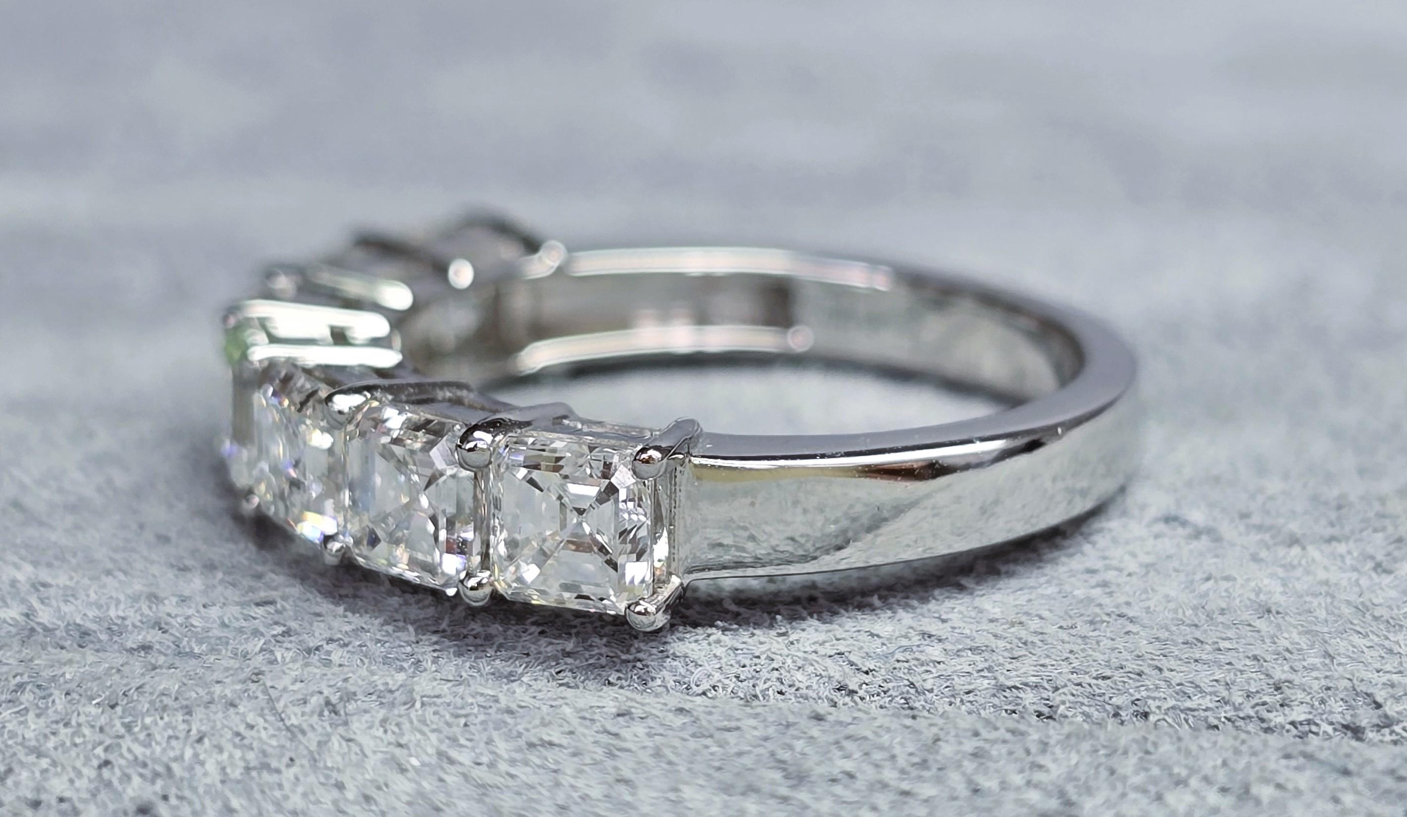 Anello con diamante da 2,07 carati di colore G VVS - purezza VS in vendita 4