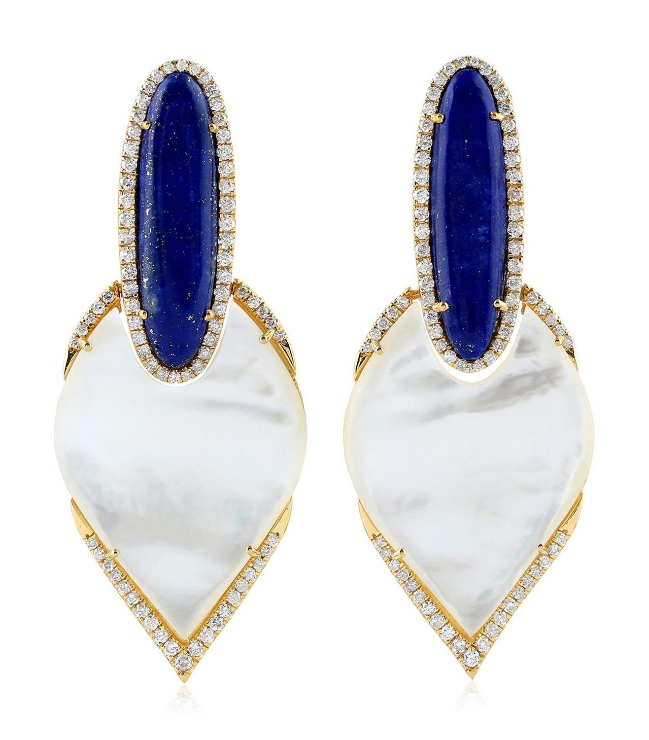 Diese handgefertigten Ohrringe aus 18 Karat Gold sind mit 6,7 Karat Lapis, 20,7 Karat Perlmutt und 1,1 Karat schimmernden Diamanten besetzt. 

FOLGEN  MEGHNA JEWELS Storefront, um die neueste Kollektion und exklusive Stücke zu sehen.  Meghna Jewels