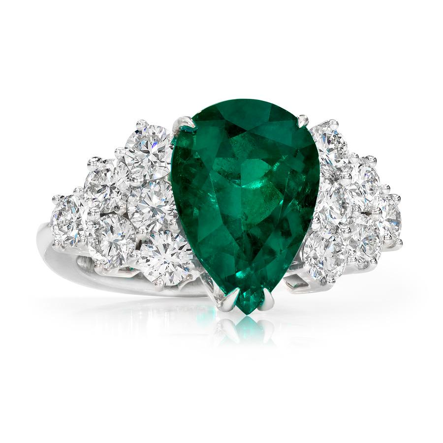 Women's or Men's GIA Certified 2.07 Carat Pear Shaped Colombian Emerald Cocktail Ring For Sale