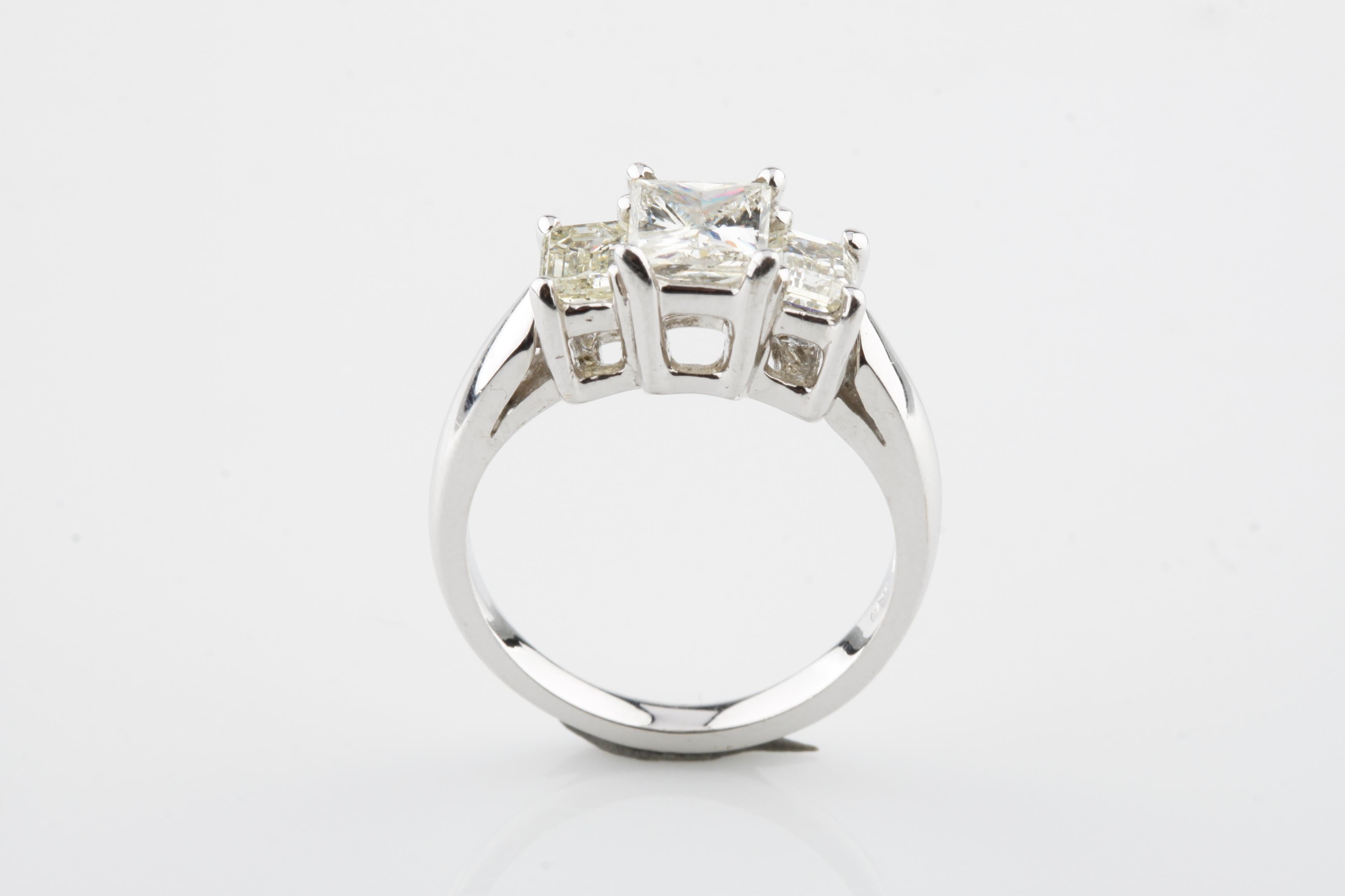 Bague de fiançailles à 3 pierres en or blanc 18 carats avec diamants taille princesse de 2,07 carats Excellent état - En vente à Sherman Oaks, CA