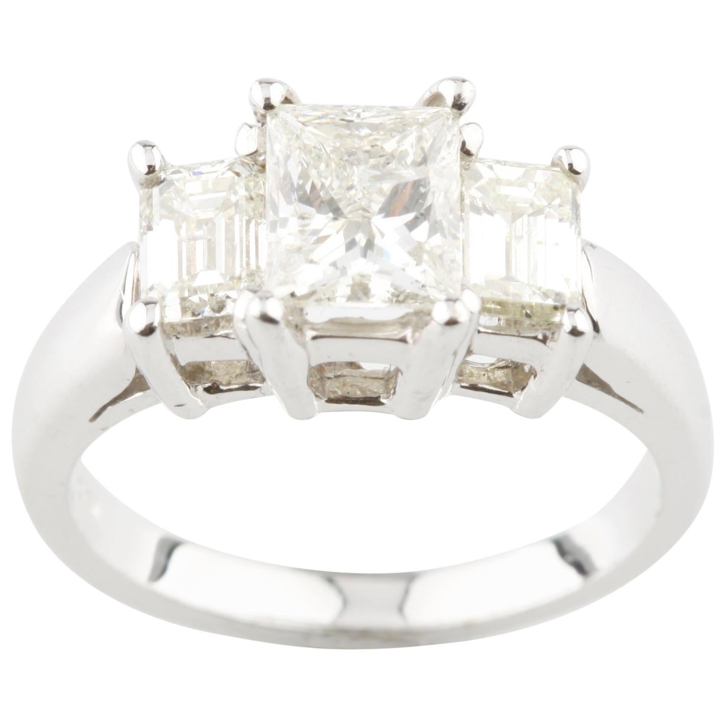 Bague de fiançailles à 3 pierres en or blanc 18 carats avec diamants taille princesse de 2,07 carats en vente