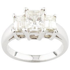 Bague de fiançailles à 3 pierres en or blanc 18 carats avec diamants taille princesse de 2,07 carats