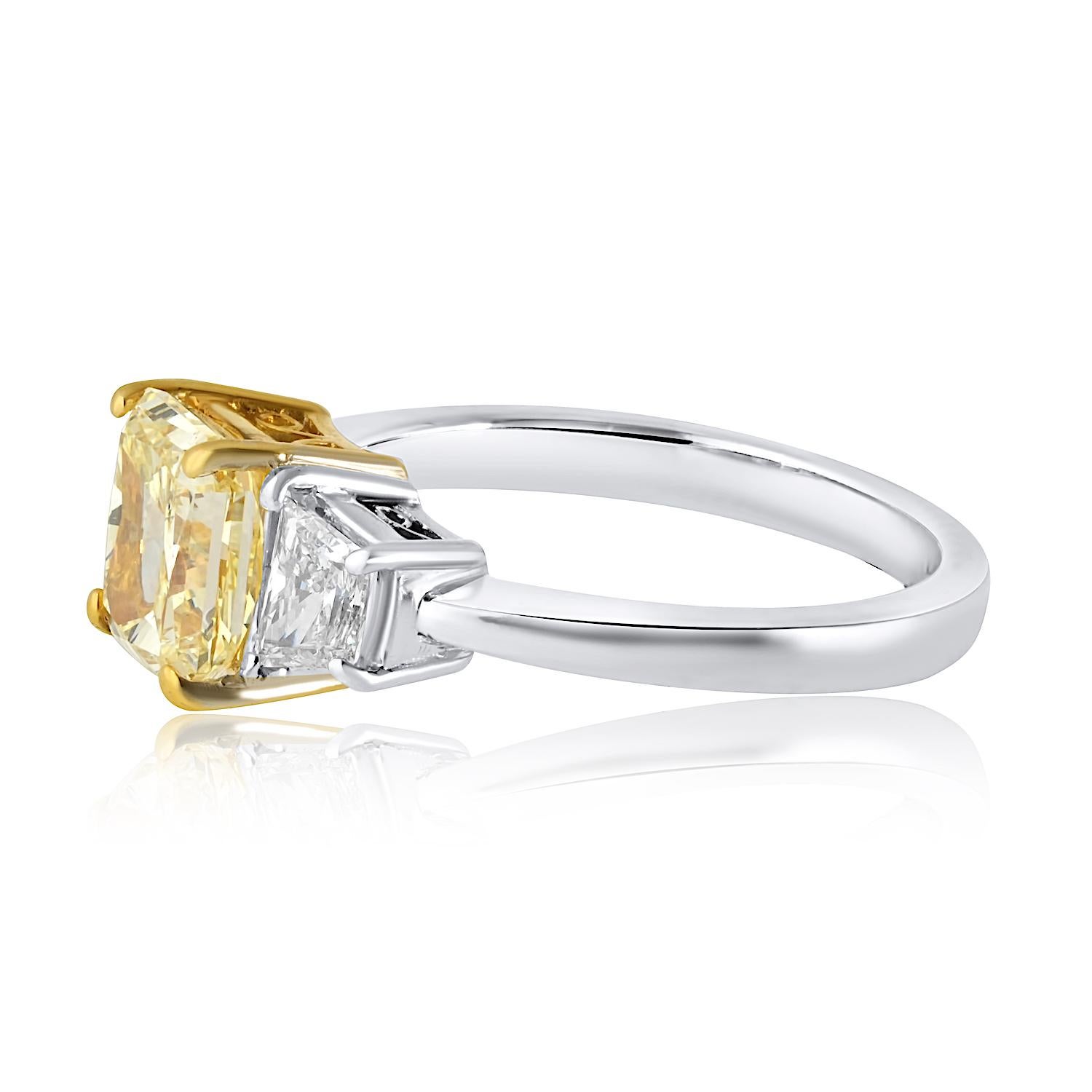 Moderne Bague de fiançailles à trois pierres jaune fantaisie avec diamant taille radiant de 2,07 carats en vente