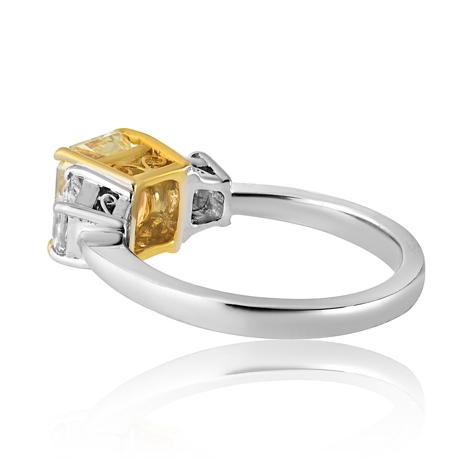 Taille radiant Bague de fiançailles à trois pierres jaune fantaisie avec diamant taille radiant de 2,07 carats en vente