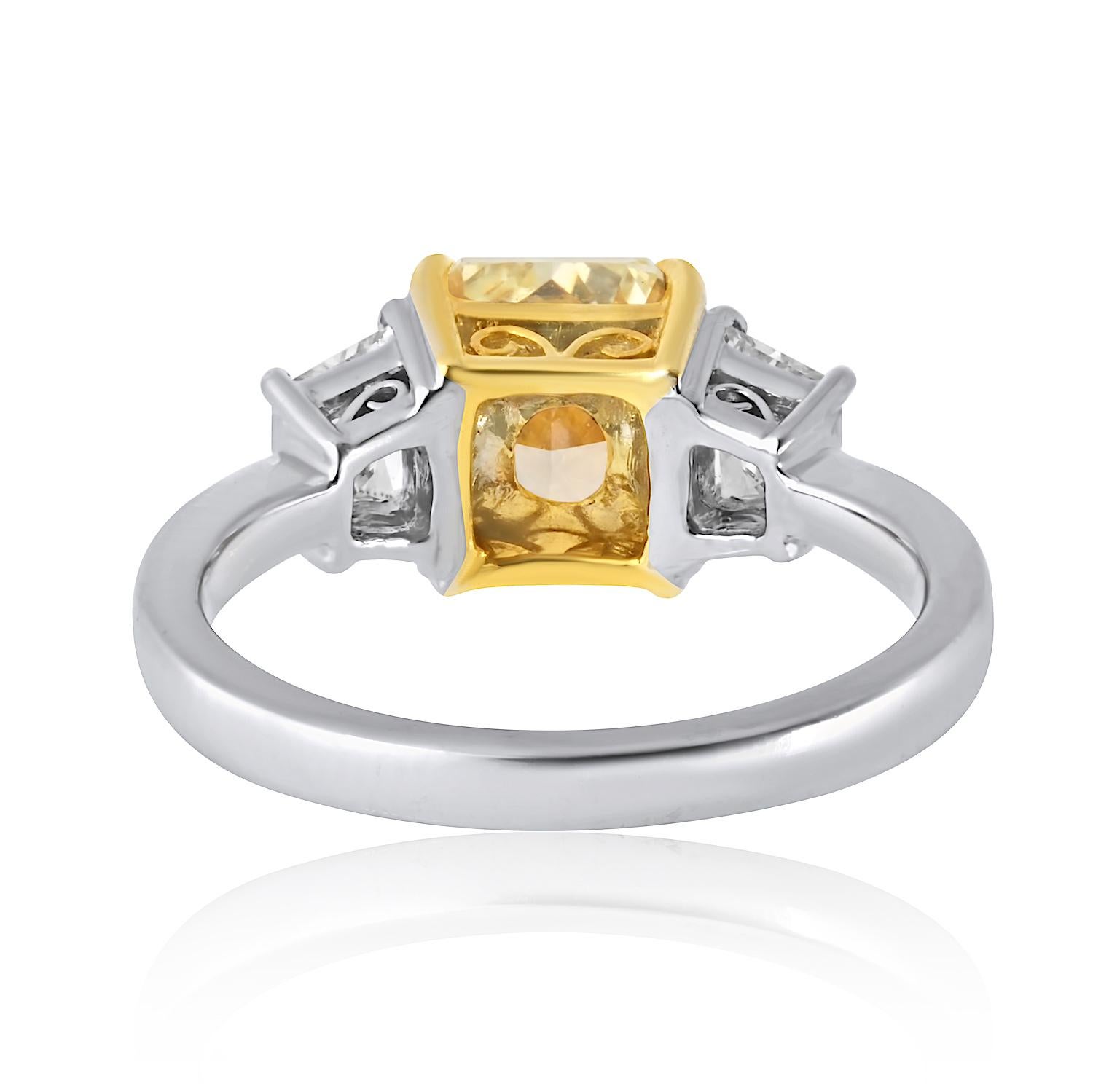 Bague de fiançailles à trois pierres jaune fantaisie avec diamant taille radiant de 2,07 carats Neuf - En vente à New York, NY