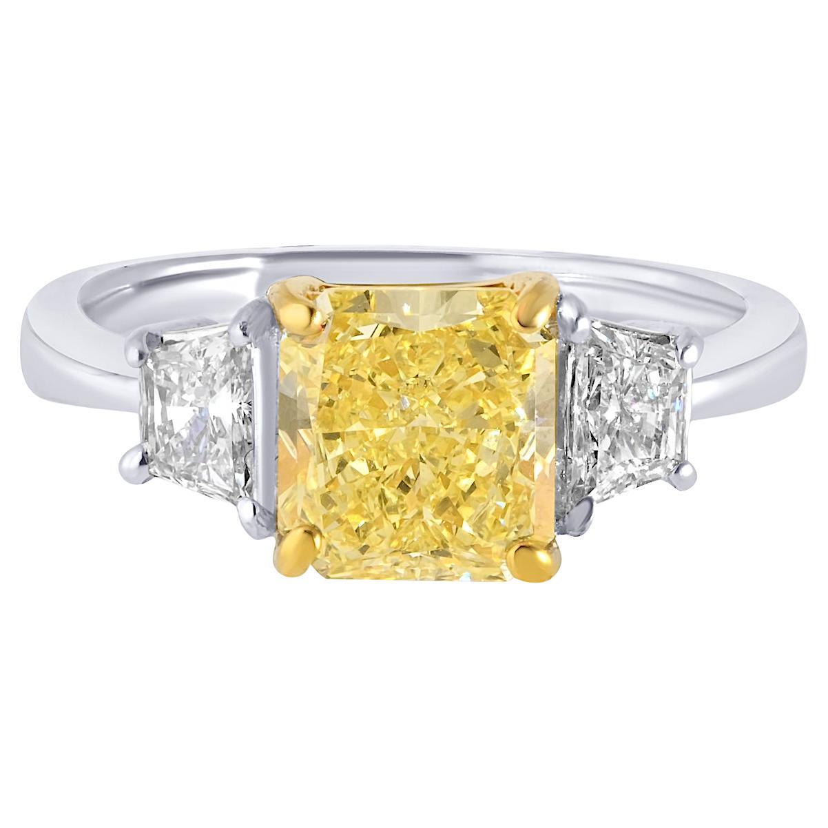 2,07 quilates Diamante talla radiante Amarillo fantasía Anillo de compromiso de tres piedras