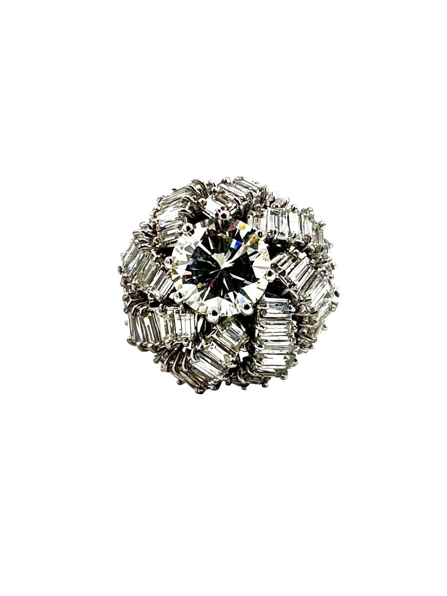 2,07 Karat Runder Brillant Diamant und Baguette Diamant 18K Weißgold Ring (Retro) im Angebot