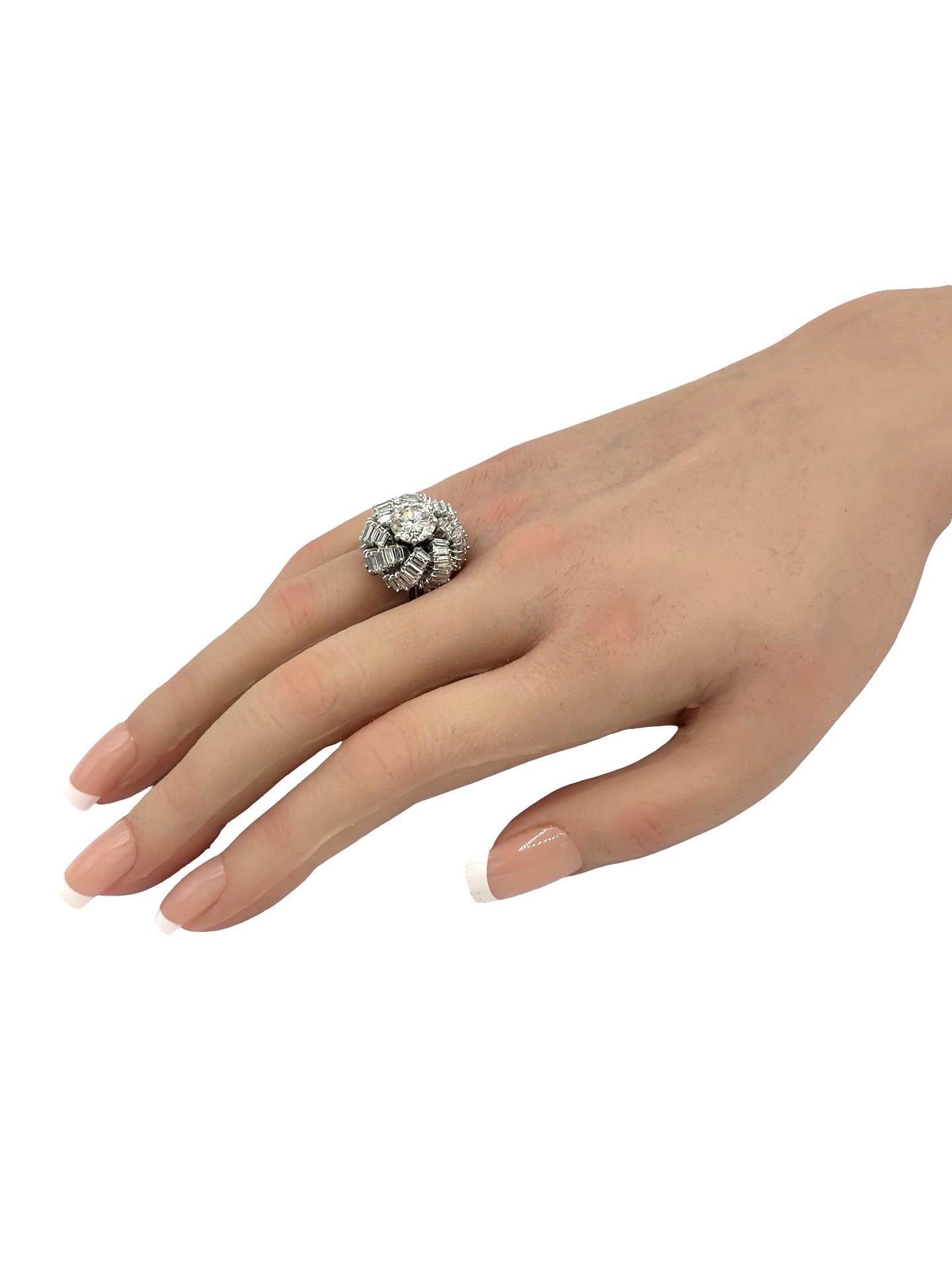 2,07 Karat Runder Brillant Diamant und Baguette Diamant 18K Weißgold Ring im Angebot 1