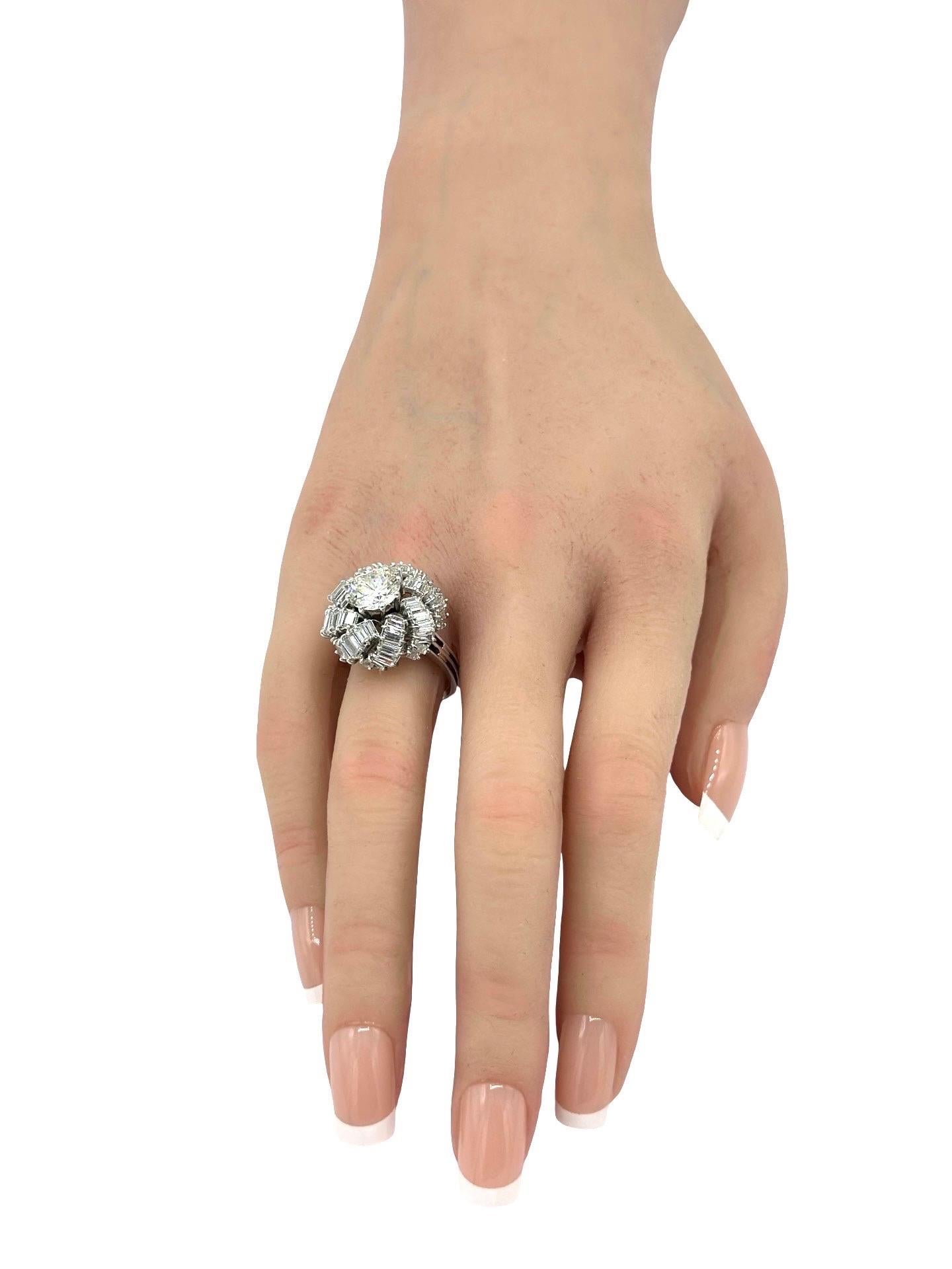 2,07 Karat Runder Brillant Diamant und Baguette Diamant 18K Weißgold Ring im Angebot 3