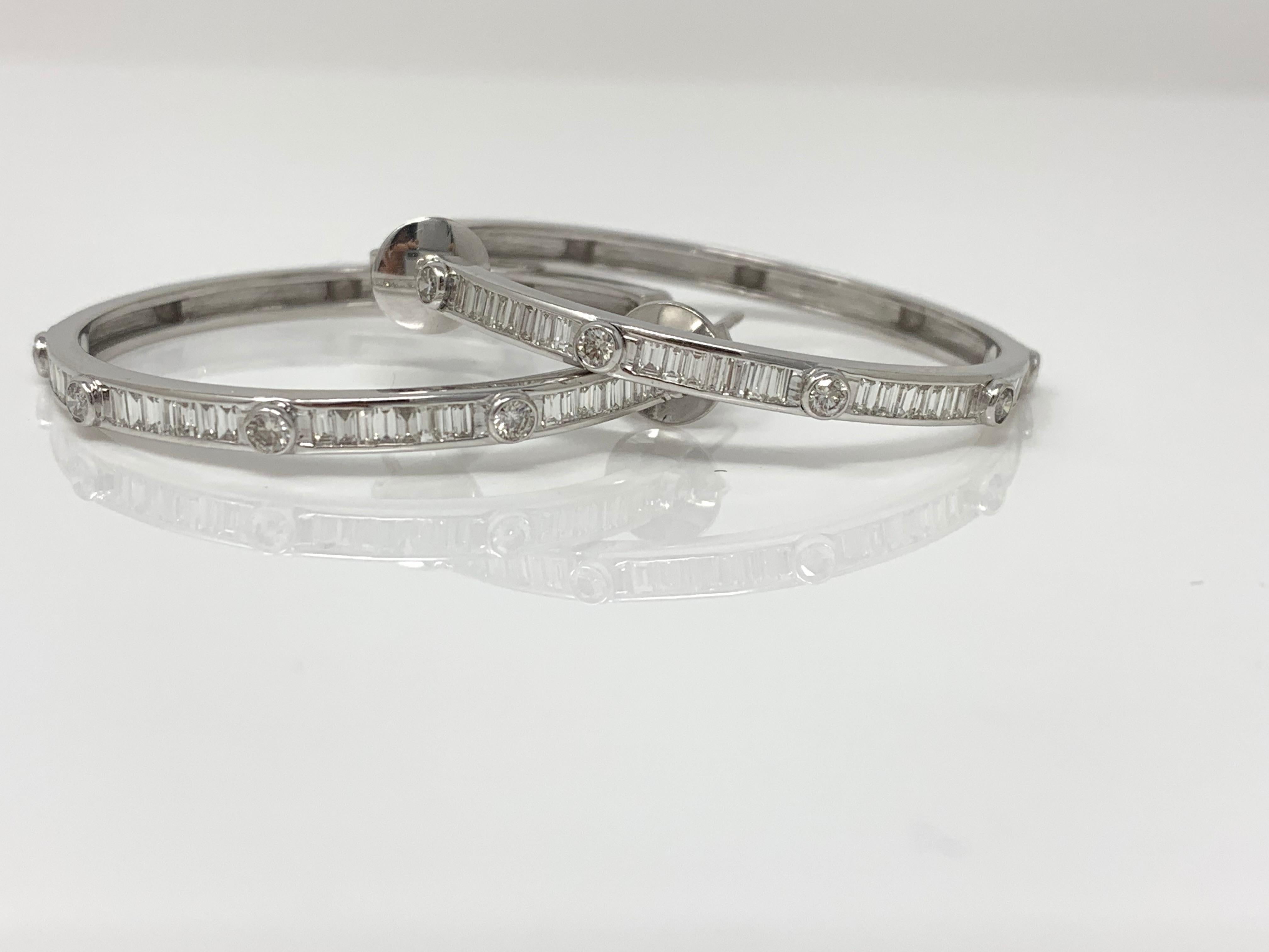 Donna Orecchini a cerchio con diamanti tondi brillanti bianchi da 2,07 carati in oro bianco 18 carati in vendita