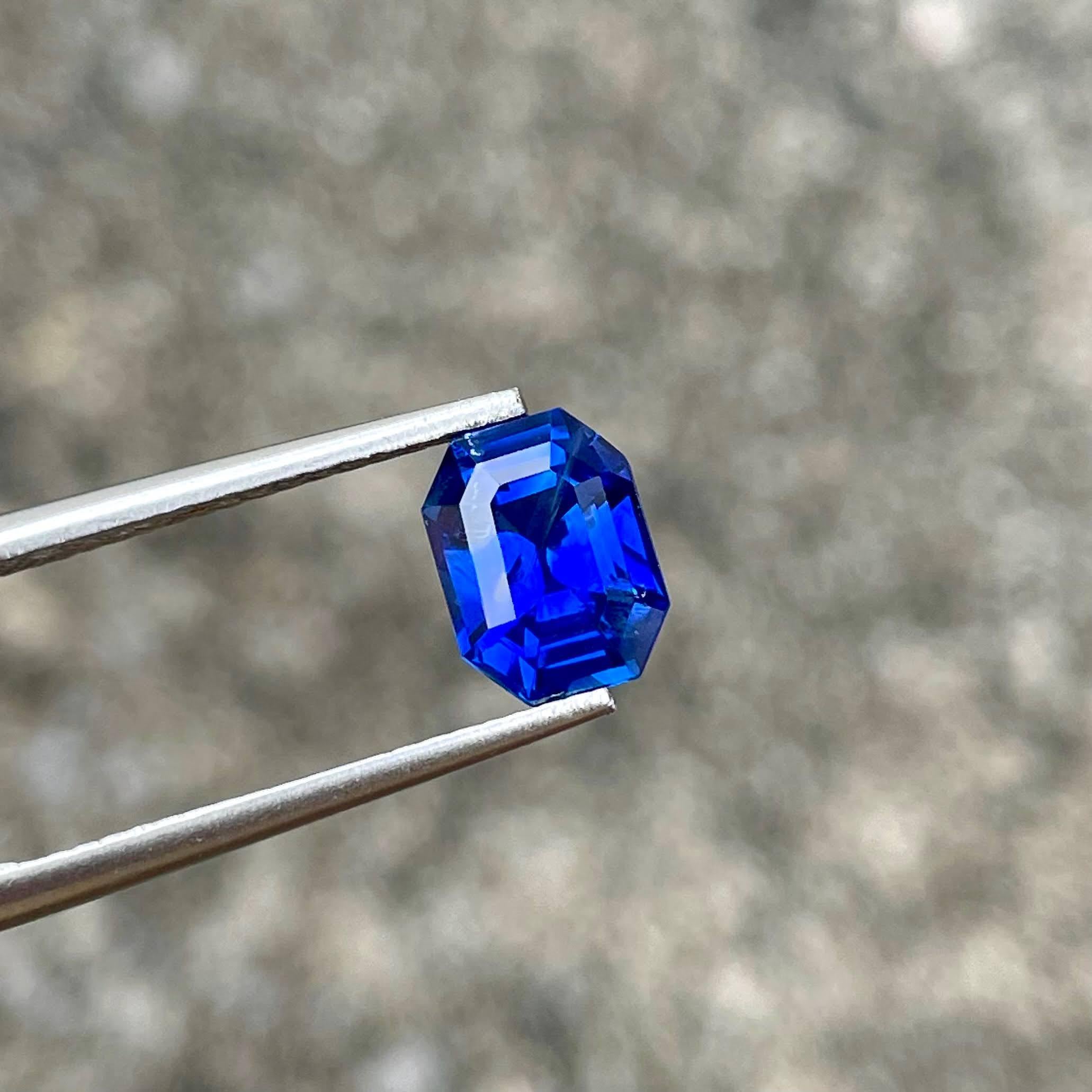 Peso 2,07 quilates 
Dimensiones 8,2x6,2x4,5 mm
Tratamiento Calentado 
Origen Sri Lanka 
Claridad SI
Forma octógono 
Esmeralda tallada 



Descubre el encanto de esta exquisita piedra de zafiro azul de 2,07 quilates, tallada con maestría en una