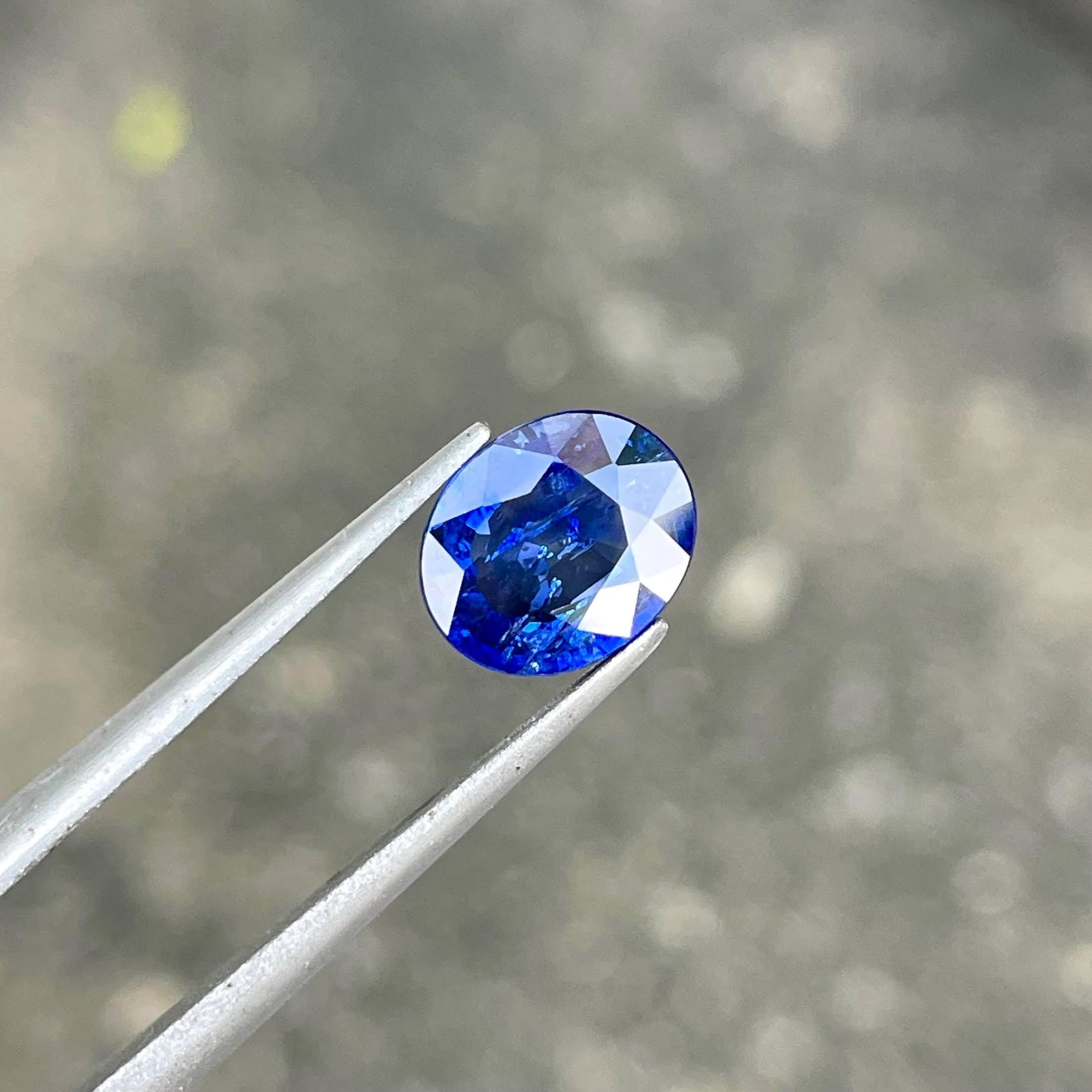 Gewicht 2,07 Karat 
Abmessungen 8,62x7,16x3,59 mm
Behandlung Beheizt 
Herkunft Sri Lanka 
Klarheit inbegriffen 
Form oval 
Schliff Facettiert 



Entdecken Sie die Faszination dieses exquisiten blauen Saphirs von 2.07 Karat, der meisterhaft in eine