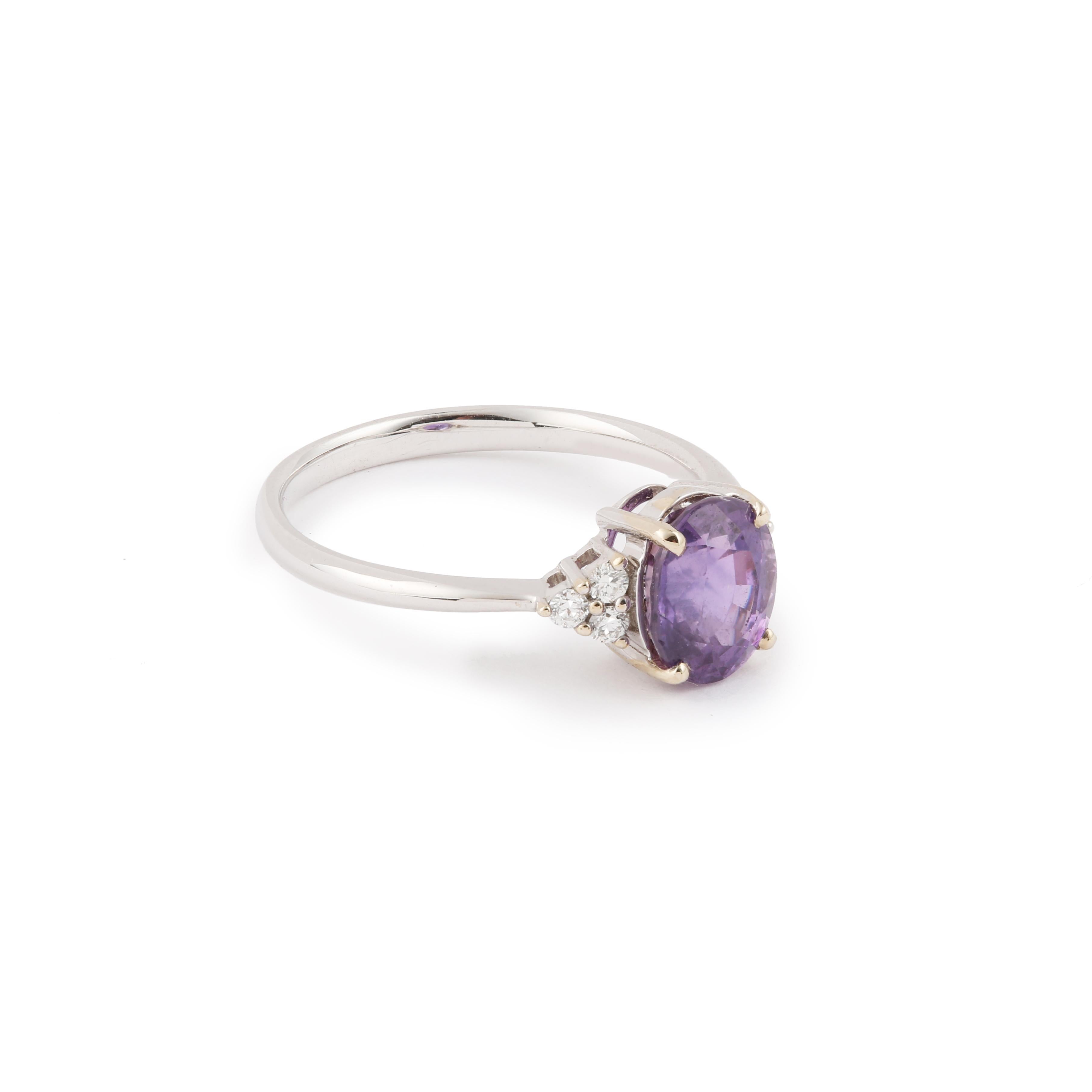 Ring aus Weißgold, besetzt mit einem violetten Saphir im Ovalschliff und geschultert mit Diamanten.

Gewicht des lila Saphirs : 2,07 Karat

Gesamtgewicht der Diamanten: 0,11 Karat

Abmessungen: 7,75 x 12,77 x 5,43 mm (0,305 x 0,502 x 0,214