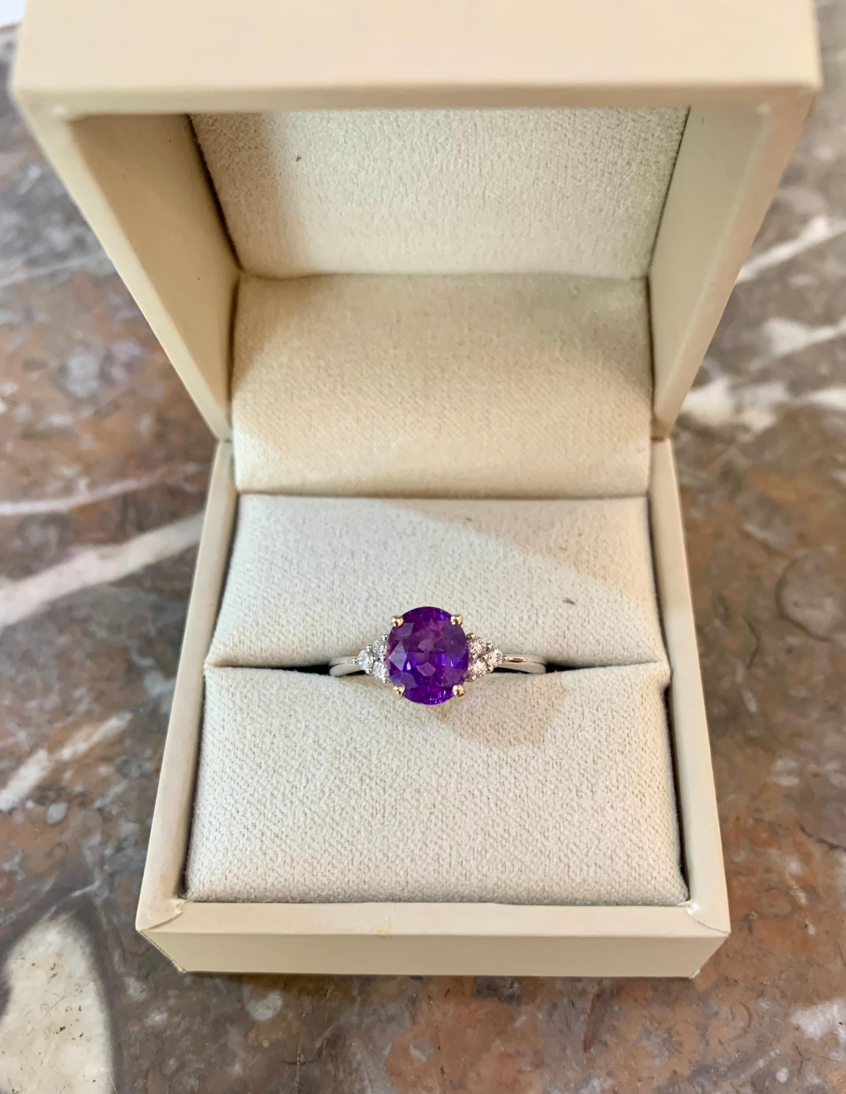 2.07 Carats Purple Sapphire Diamonds 18 Carat White Gold Ring In New Condition For Sale In Paris, FR