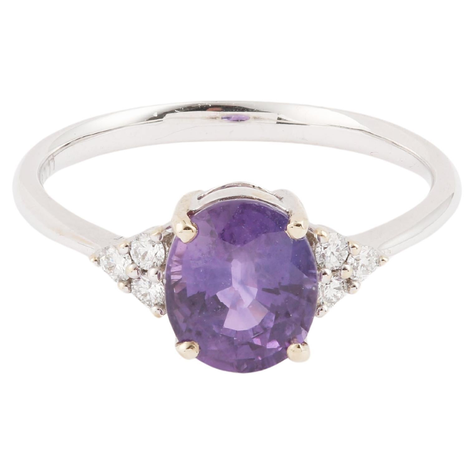 Bague en or blanc 18 carats avec saphir violet de 2,07 carats et diamants en vente