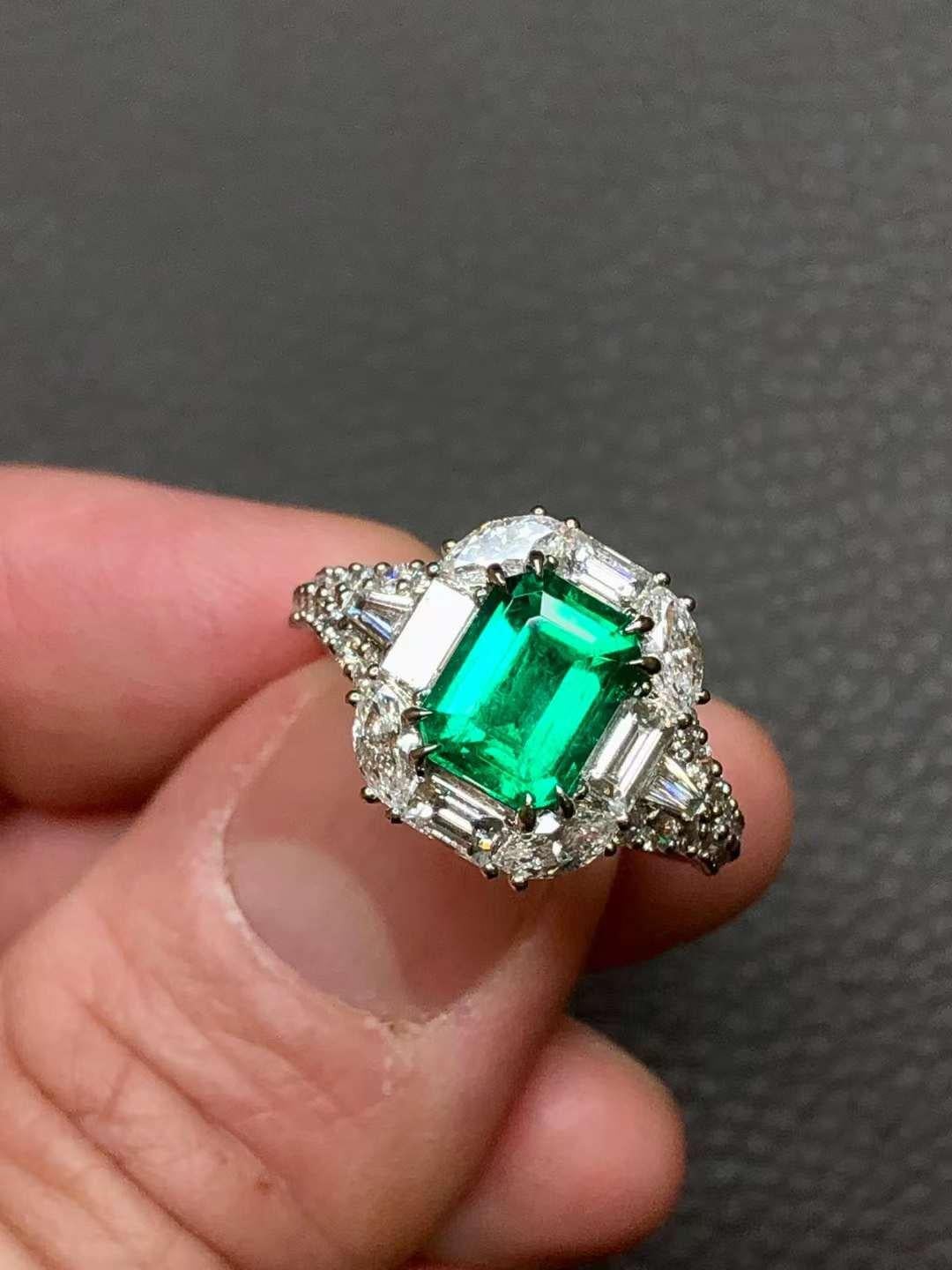 2.07 carats
Vivid green (Muzo green by GRS)
Origin: Columbia
Minor oil by GRS
Overall clarity is very good, almost eye clean
Very well cut, perfect symmetry, almost no window
