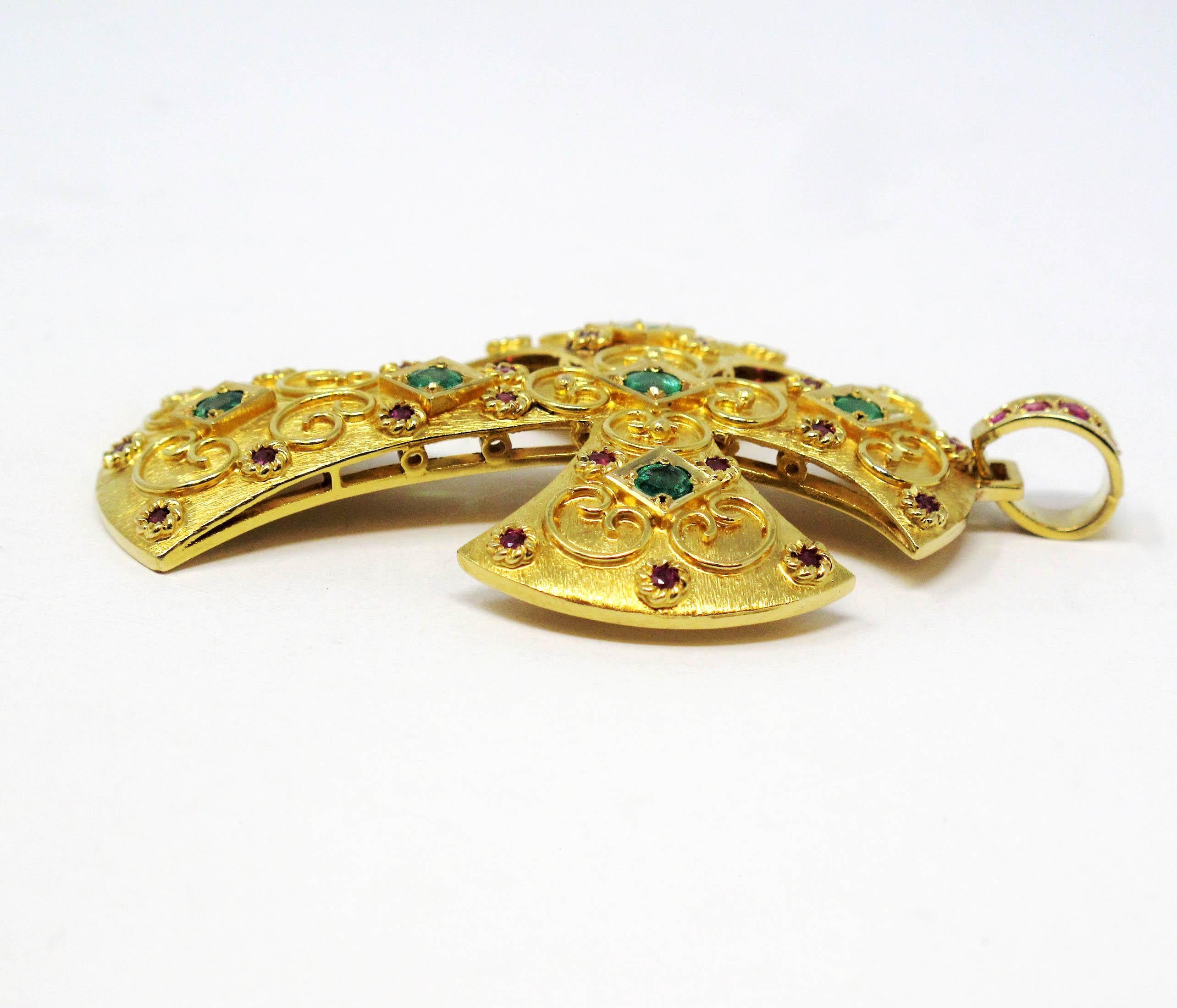 Extra großer Kreuzanhänger mit Rubin und Smaragd im etruskischen Stil aus 18 Karat Gold (Neoetruskisch) im Angebot