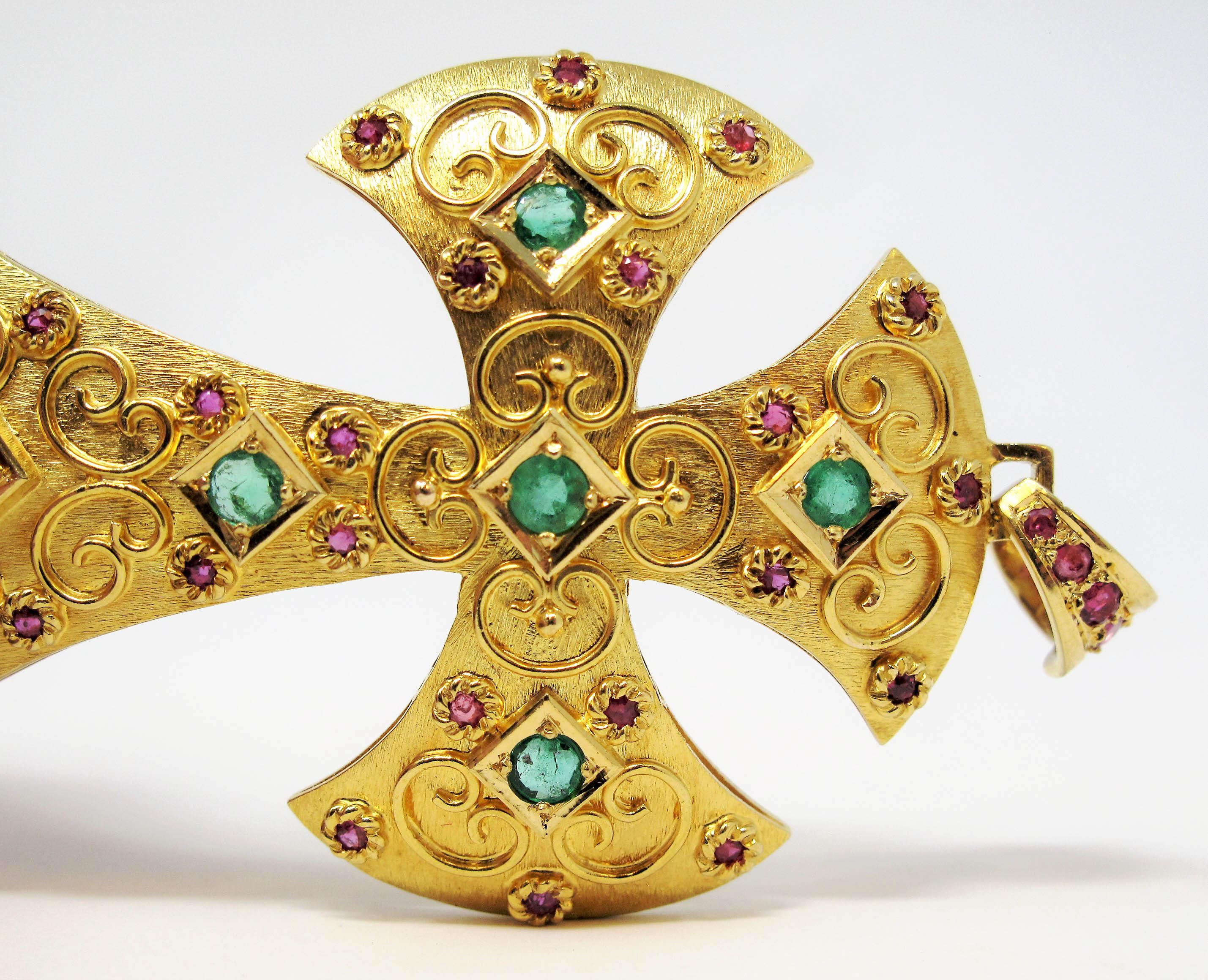 Extra großer Kreuzanhänger mit Rubin und Smaragd im etruskischen Stil aus 18 Karat Gold im Zustand „Gut“ im Angebot in Scottsdale, AZ