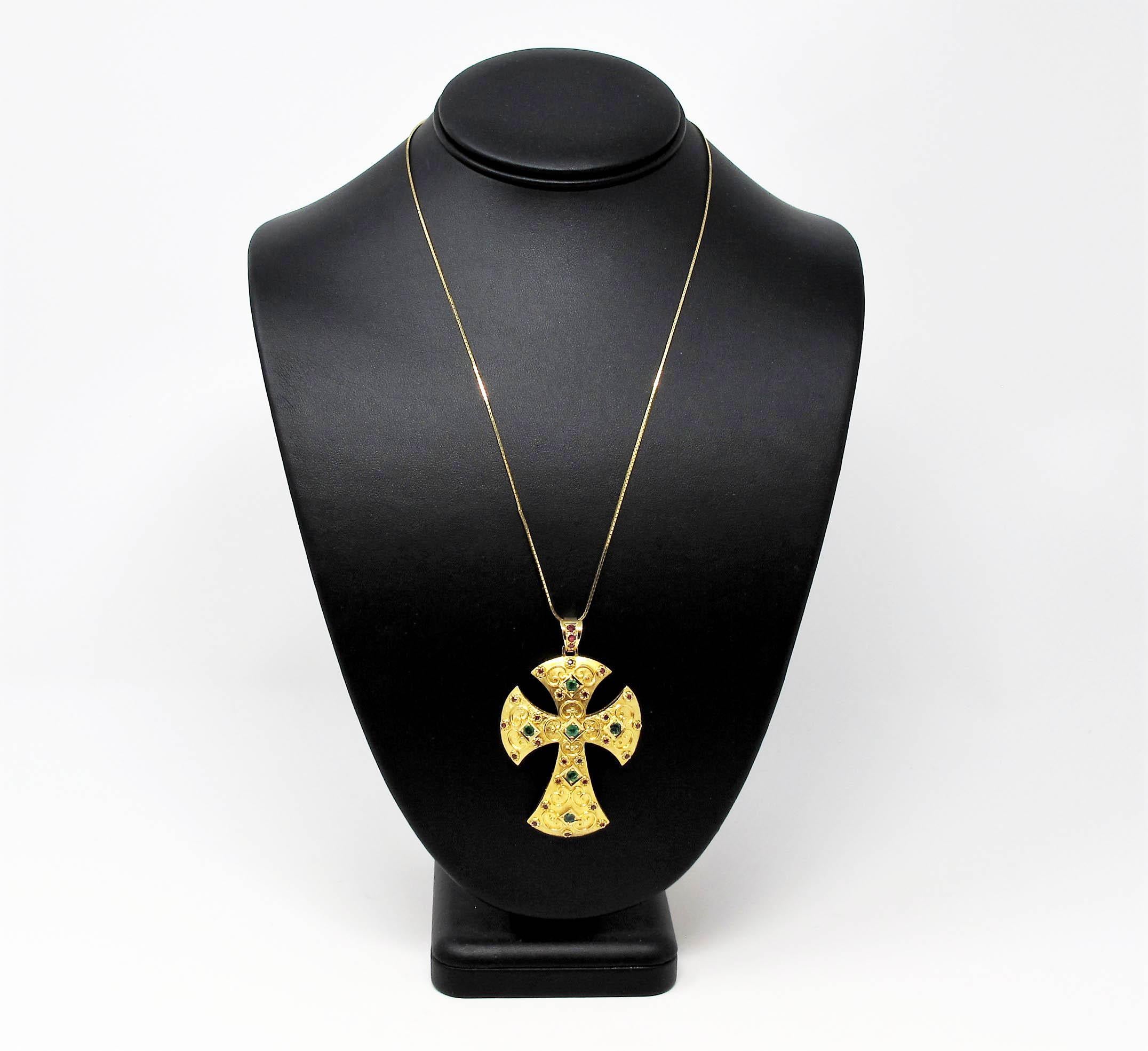 Extra großer Kreuzanhänger mit Rubin und Smaragd im etruskischen Stil aus 18 Karat Gold im Angebot 2