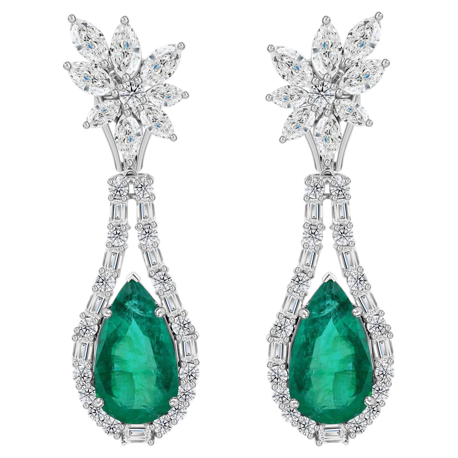 Pendientes tipo candelabro con esmeraldas naturales de Zambia de 20,7 quilates y halo de diamantes, en oro blanco de 18 quilates