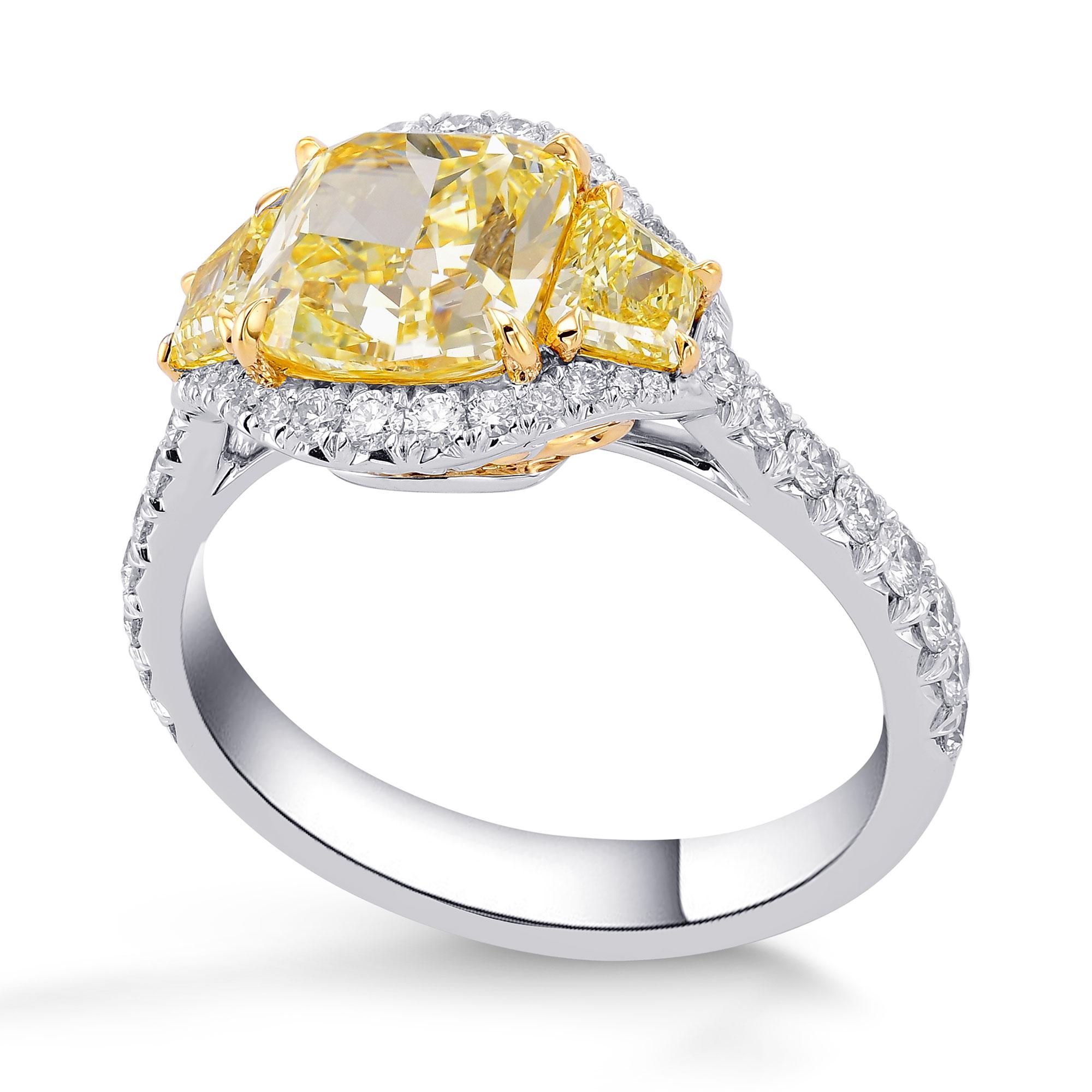 Moderne 2.07 cts Certified Fancy Yellow Cushion Three-stone Halo Diamond Ring (bague à trois pierres) en vente