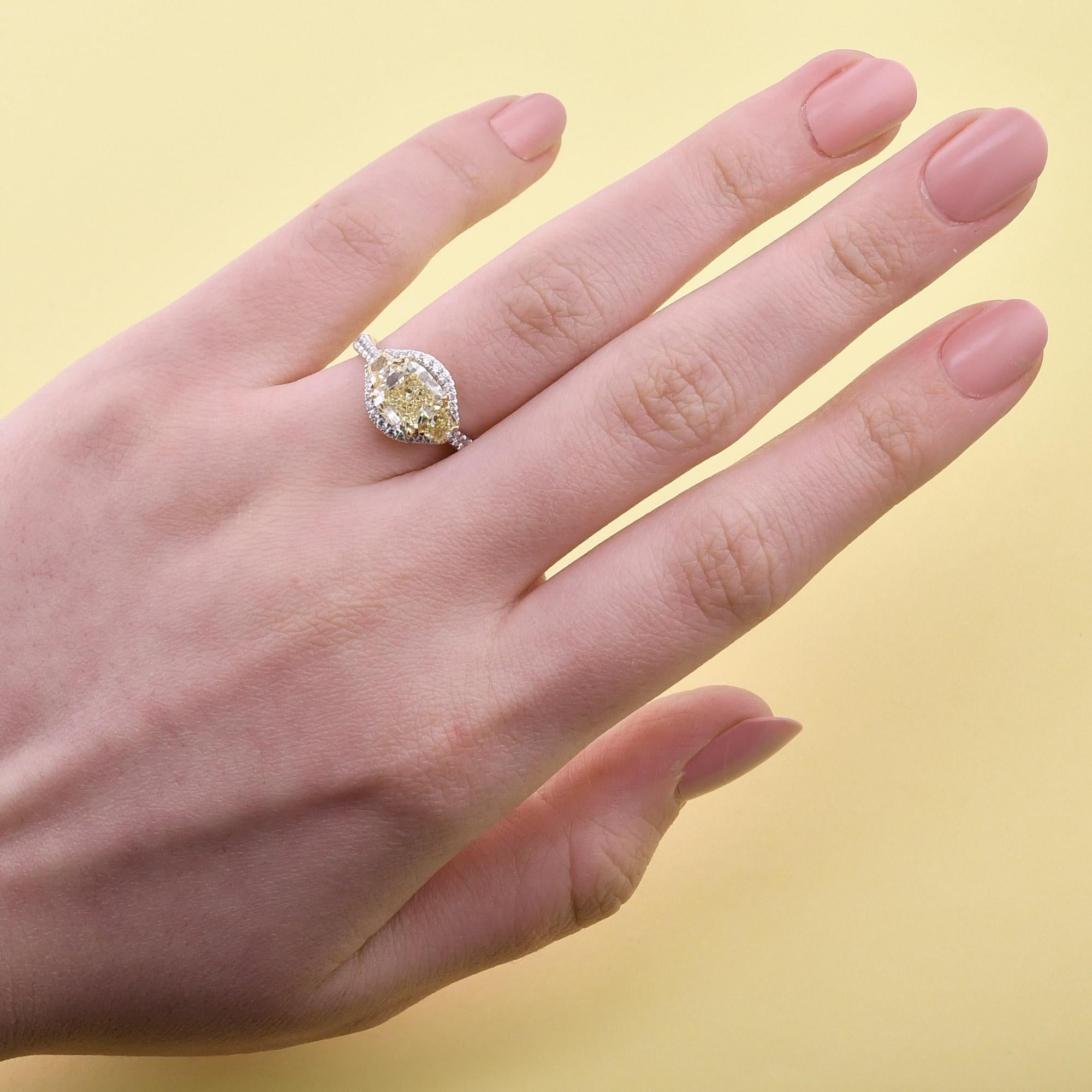 2.07 cts Certified Fancy Yellow Cushion Three-stone Halo Diamond Ring (bague à trois pierres) Neuf - En vente à New York, NY