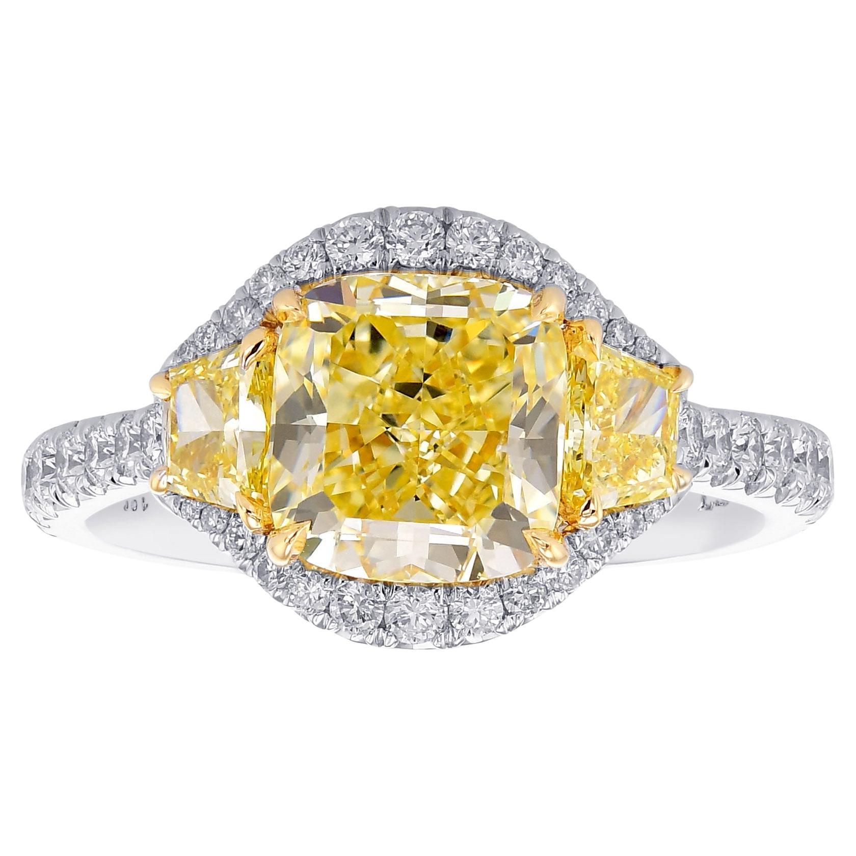 2.07 cts Certified Fancy Yellow Cushion Three-stone Halo Diamond Ring (bague à trois pierres) en vente