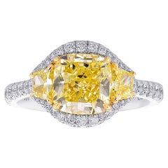 2.07 cts Certified Fancy Yellow Cushion Three-stone Halo Diamond Ring (bague à trois pierres)