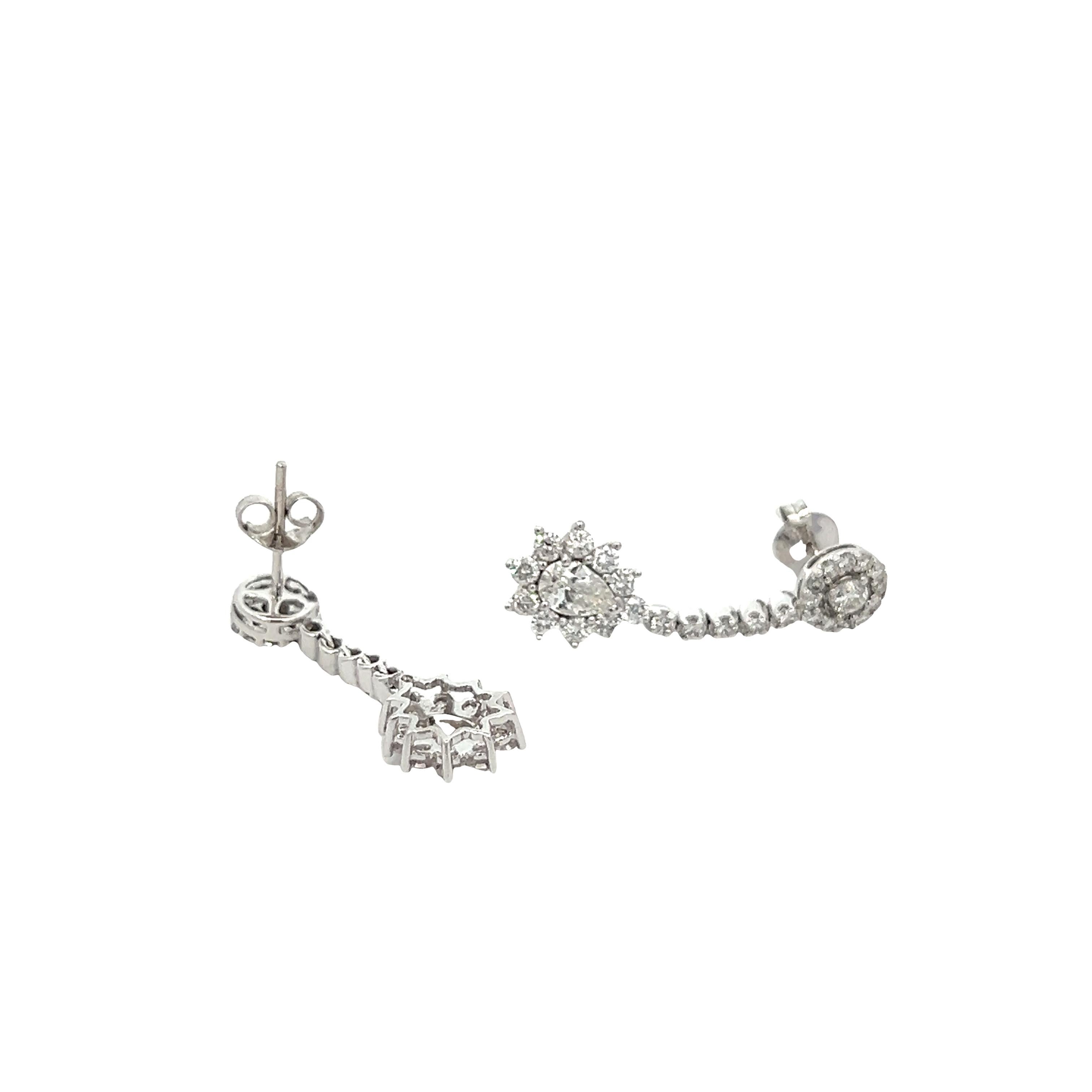 Orecchini a goccia con diamanti a forma di pera da 2,07 carati totali in oro bianco 18 carati

Questi splendidi orecchini sono realizzati da gioiellieri professionisti nel Diamond District di New York. I diamanti sono di qualità eccezionale e donano
