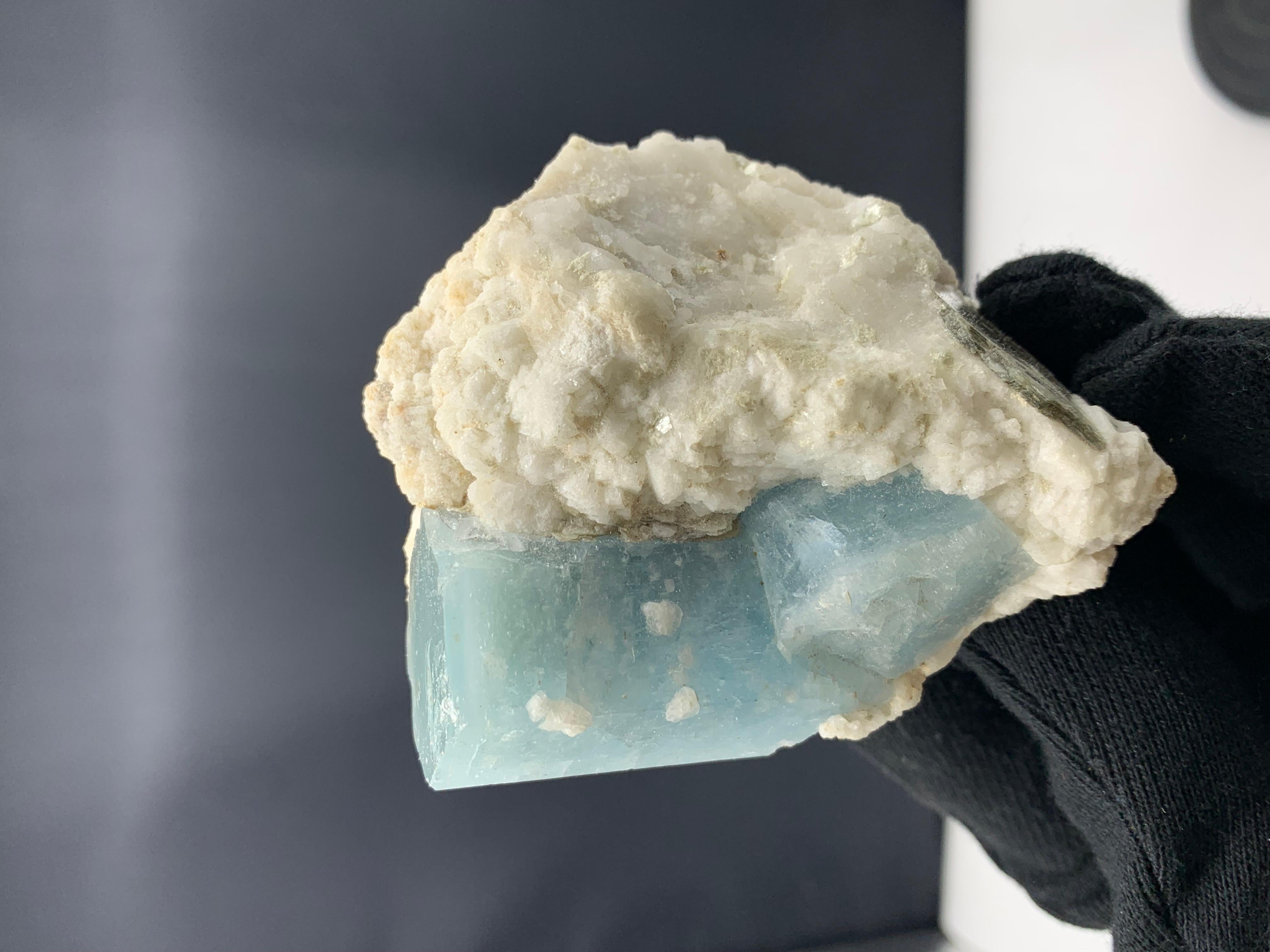 Cristal de roche Spécimen d'aigue-marine de 207,32 grammes attaché avec un Matrix d'Afghanistan en vente