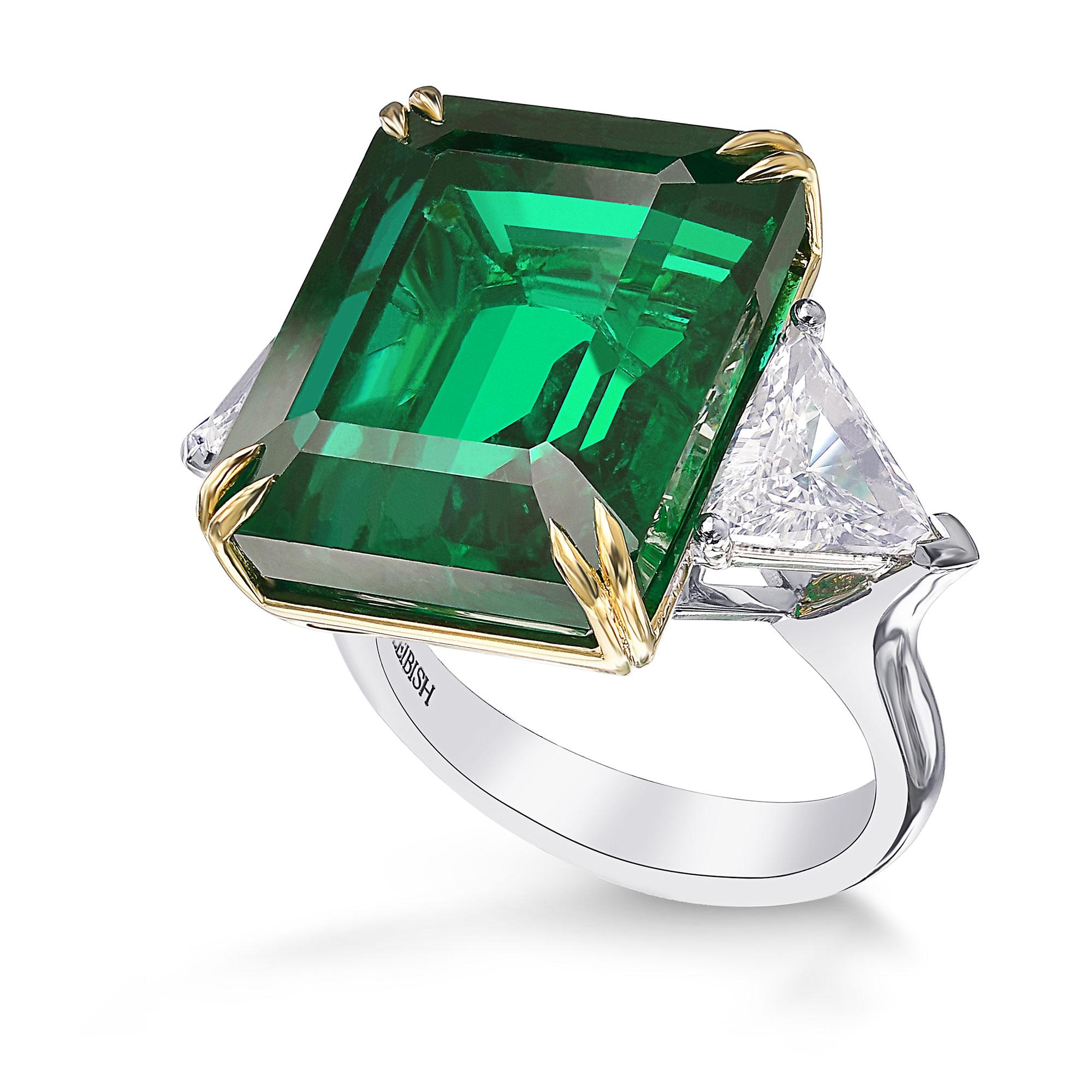 Moderno 20,78 carati di smeraldo ottagonale verde vivo certificato, anello con tre pietre di diamante in vendita