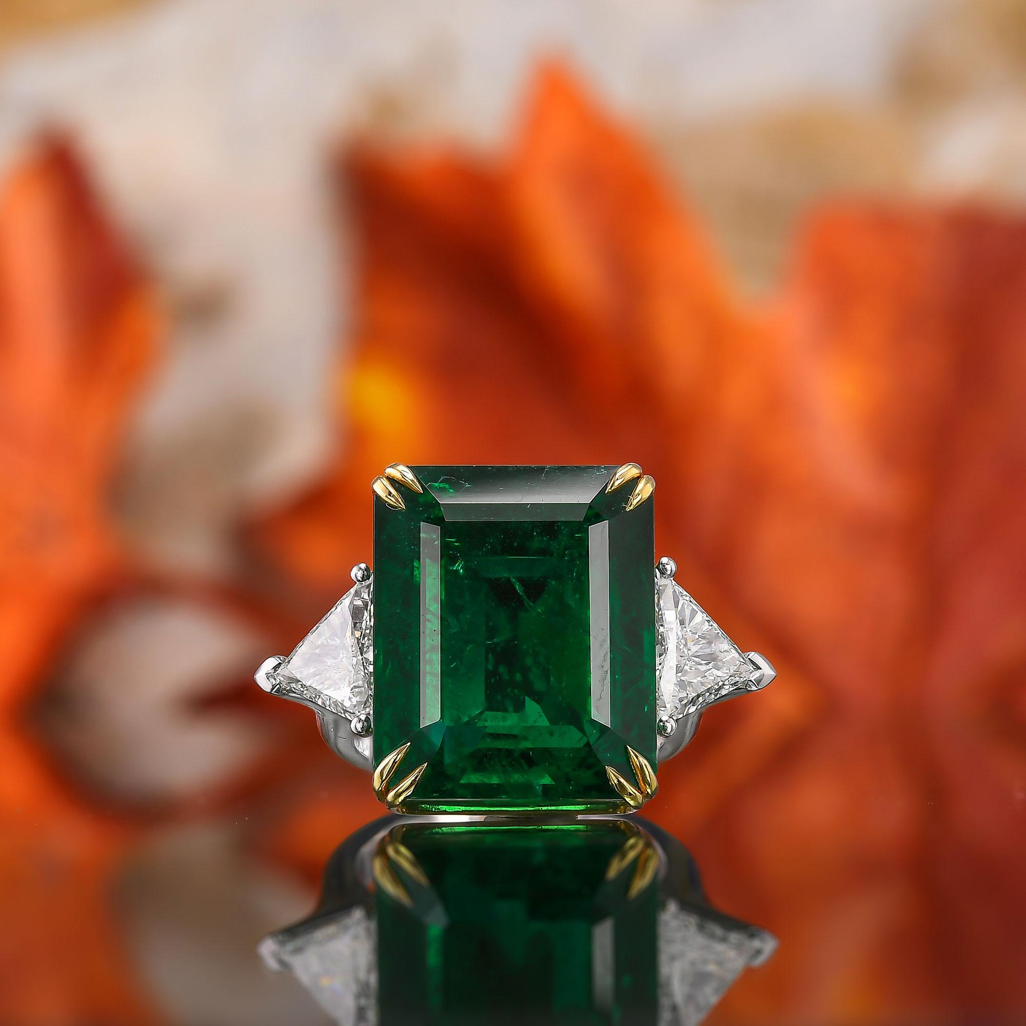 Ottagono 20,78 carati di smeraldo ottagonale verde vivo certificato, anello con tre pietre di diamante in vendita