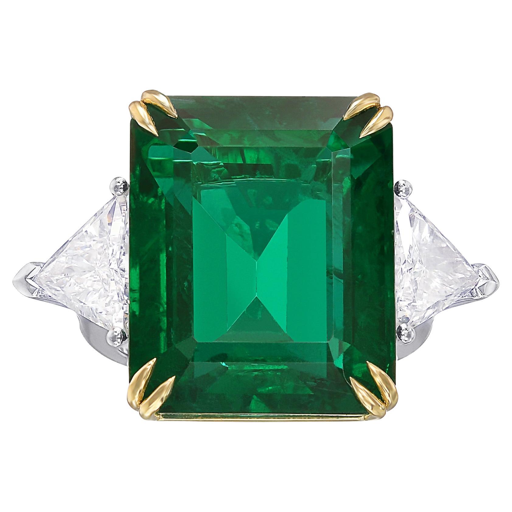 20,78 carati di smeraldo ottagonale verde vivo certificato, anello con tre pietre di diamante in vendita